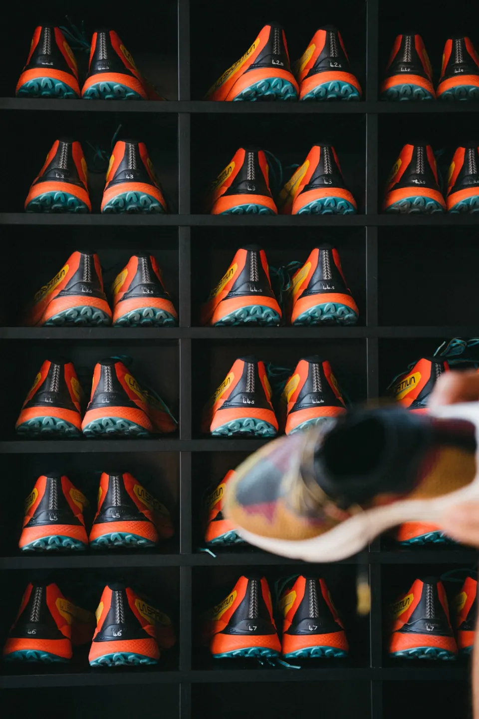 Trois athlètes Julbo courant sur une crête de montagne dans le cadre du projet Draw the Line