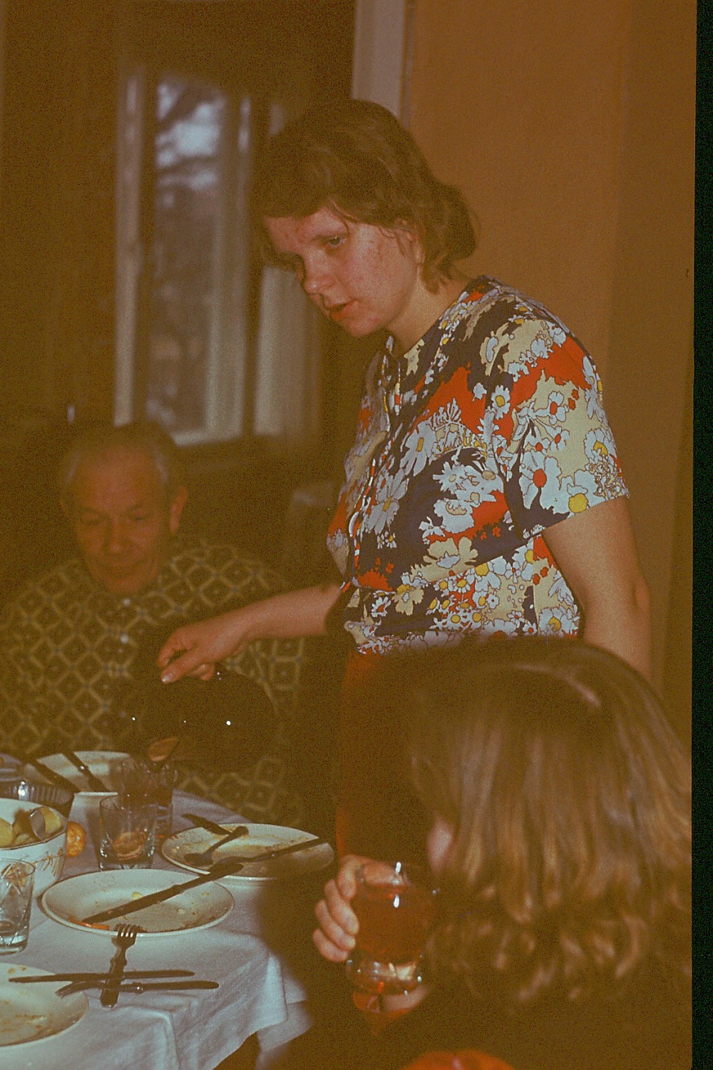 Ly Kärner valab morssi külalistele