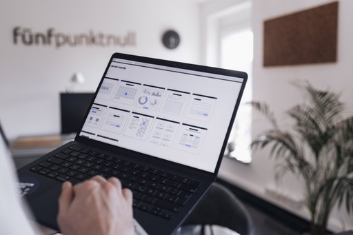Frühe UX-Konzeptphase bei Fünfpunktnull: Wireframes zeigen die geplante Nutzerführung und Interaktionsdesigns für eine neue Webanwendung