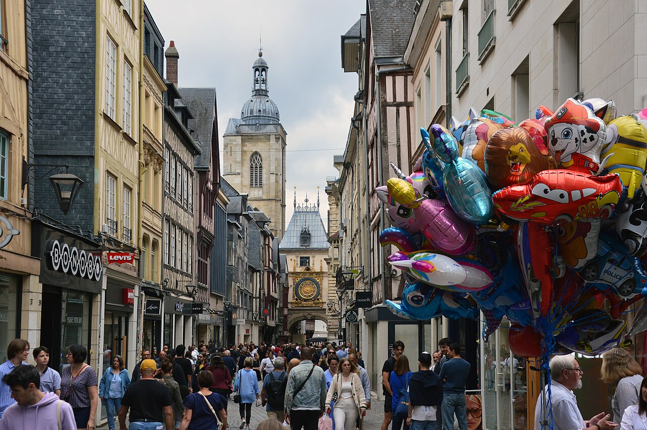 La rue du Gros-Horloge et ses passants à Rouen.