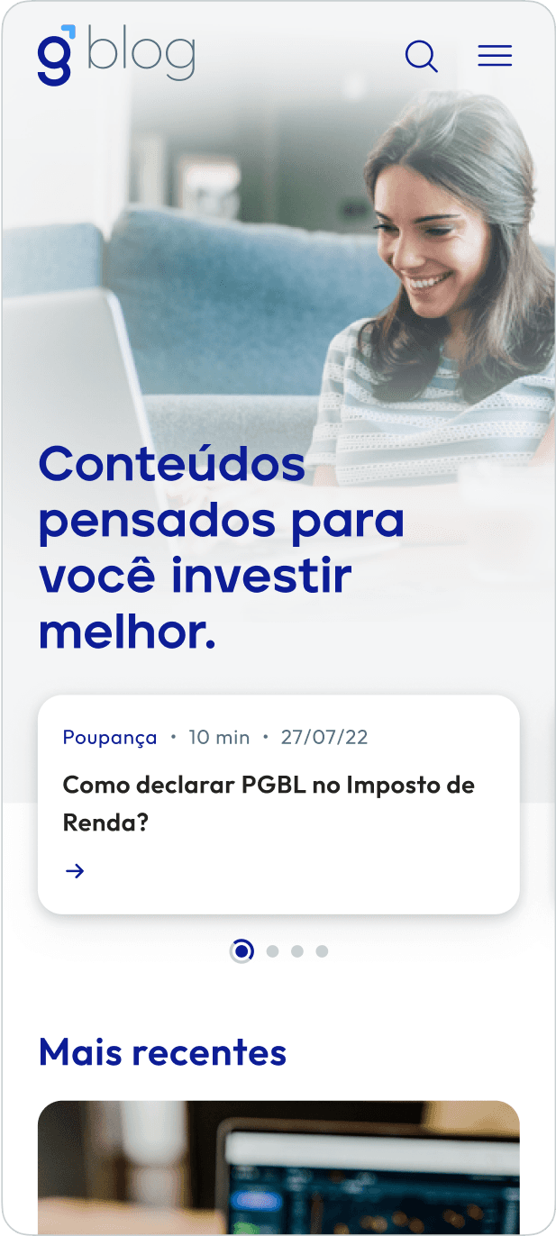 The image shows a blog page header featuring a blurred-out person sitting on a couch, presumably working on a laptop. The blog's logo is at the top left, and there are icons for search and menu at the top right. Below the header, there is prominent text in Portuguese that reads, "Conteúdos pensados para você investir melhor," which translates to "Content designed for you to invest better." There is a highlighted blog post titled "Como declarar PGBL no Imposto de Renda?" which translates to "How to declare PGBL in Income Tax?" The post is categorized under "Poupança" (Savings) and indicates that it takes 10 minutes to read and was published on 27/07/22. Below this, there is a section titled "Mais recentes" (Most recent) with a partial view of a laptop screen.