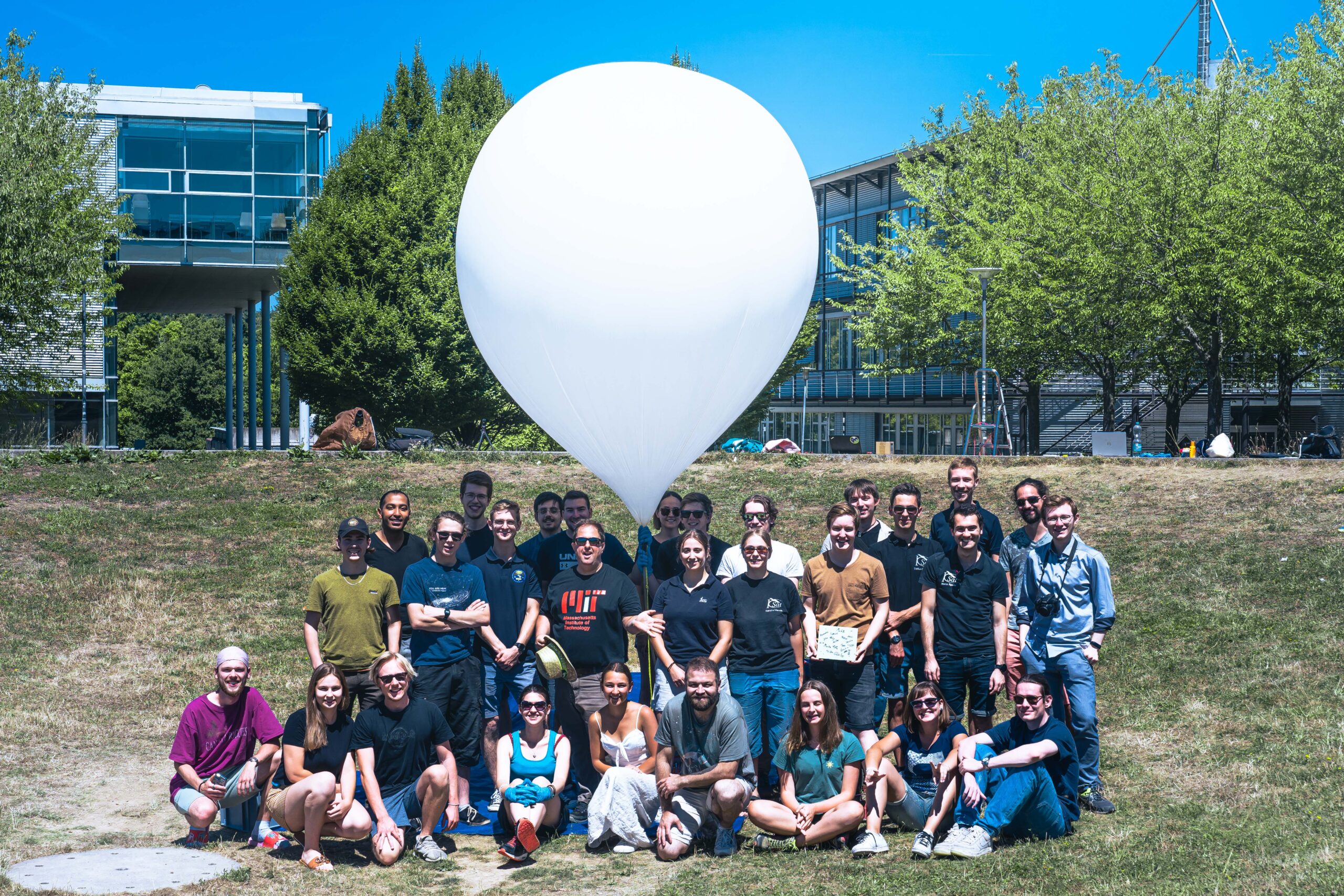 Photo: Kento Heindl, LBS students and Prof. (FH) Robert Kotal with LBS students and the Strato-Balloon