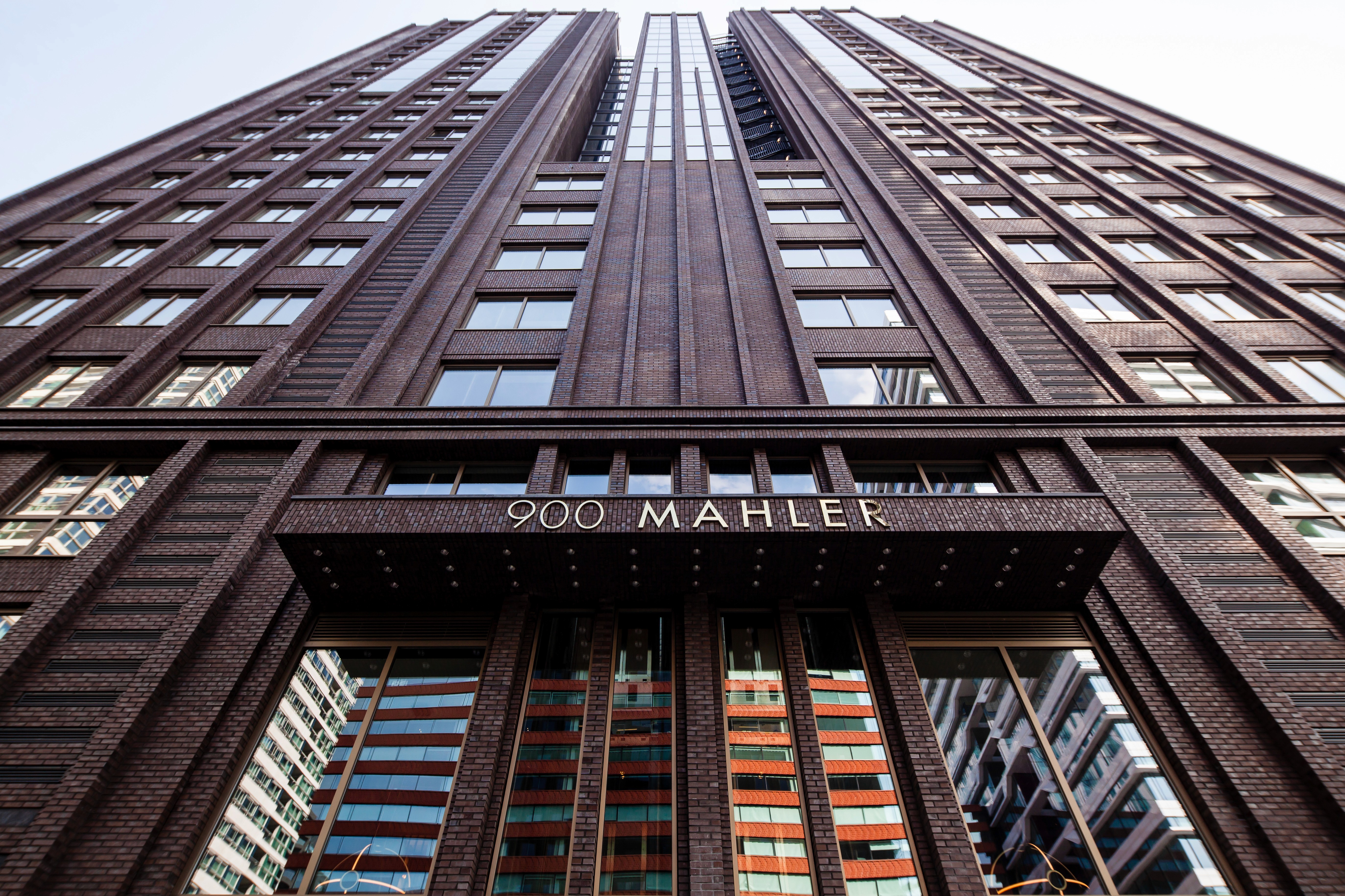 Hoge hoekopname van een bakstenen gebouw met de tekst "900 Mahler" boven de