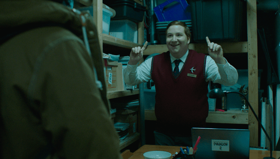 trois personnes dans un cimetière, l'une d'entre elle tient un bouquet de fleurs.