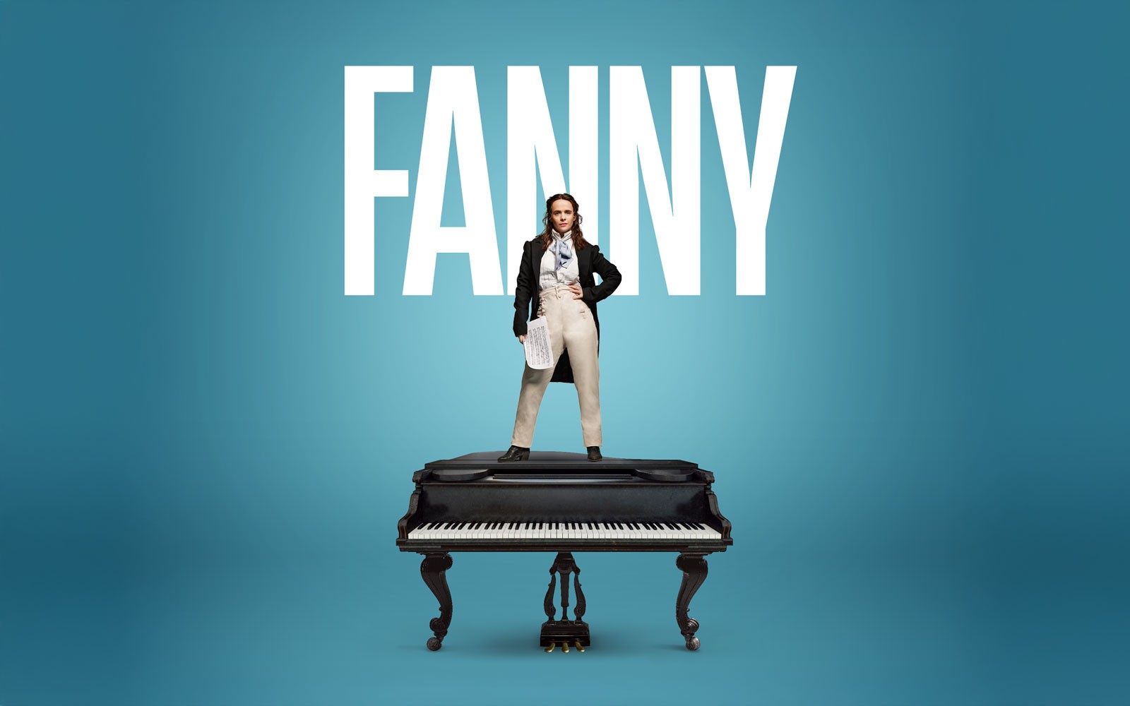 Artysta stojący na fortepianie w londyńskim teatrze.