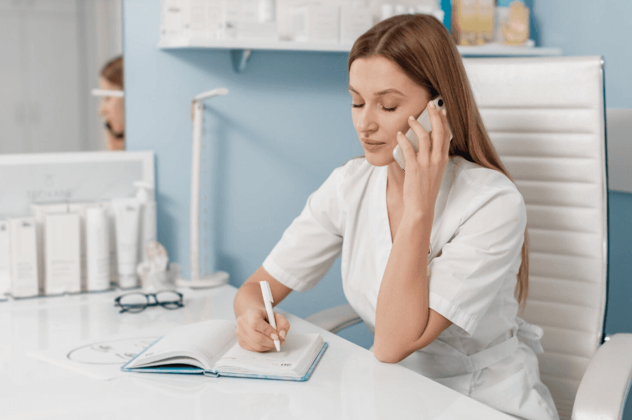 Réceptionniste médical au téléphone