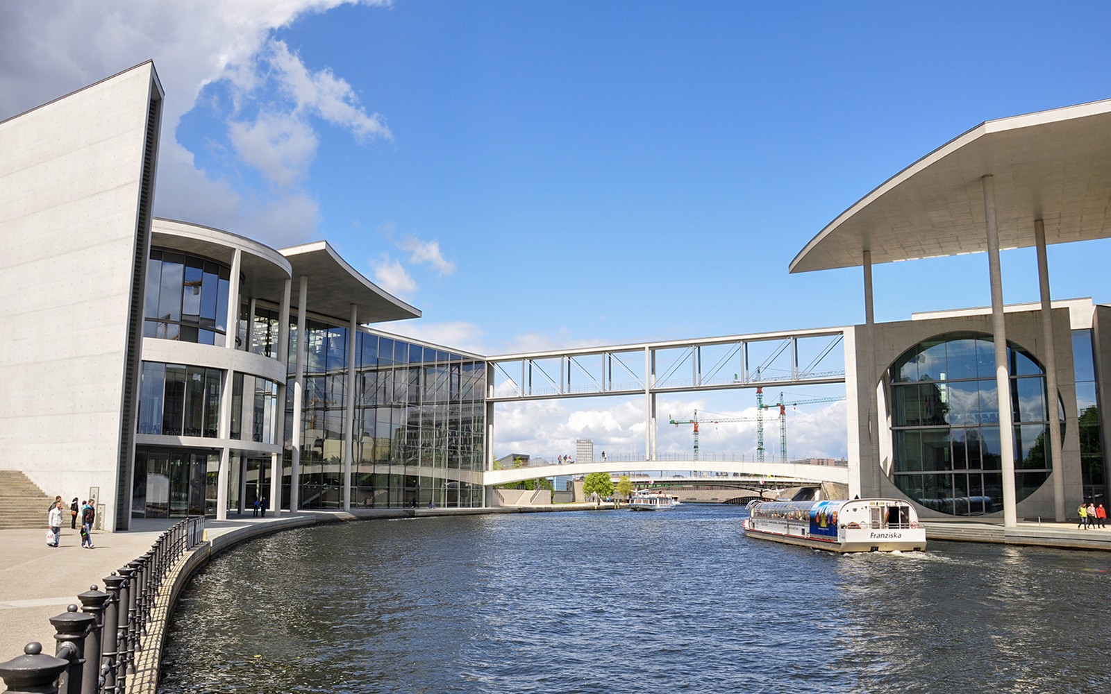 תצפית על רובע הממשל בברלין מהנהר במהלך שייט תיירותי.