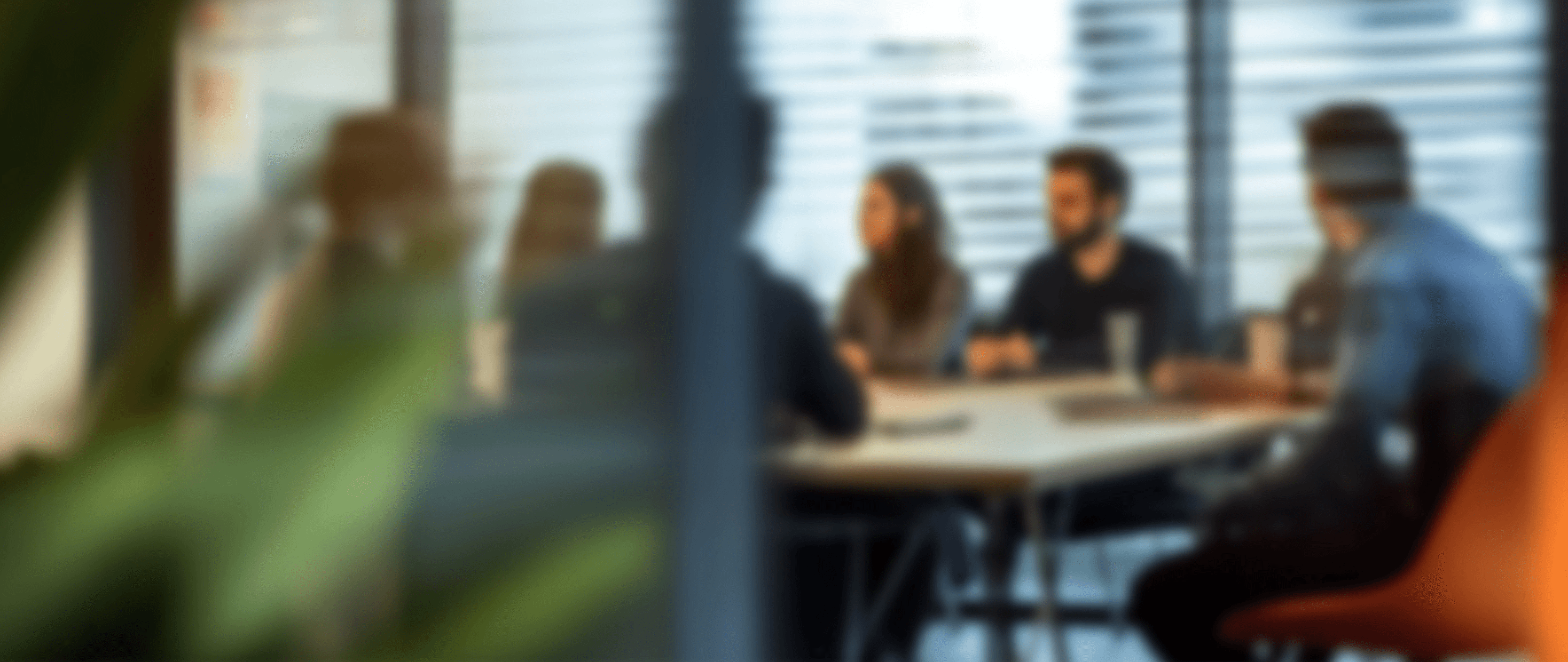 Kollegen in einem Besprechungsraum diskutieren über Arbeitsthemen und repräsentieren dabei Menschen und Kommunikationsgrundlagen durch rollenbasierte Kompetenz, Bewusstsein und strukturierte interne Kommunikation.