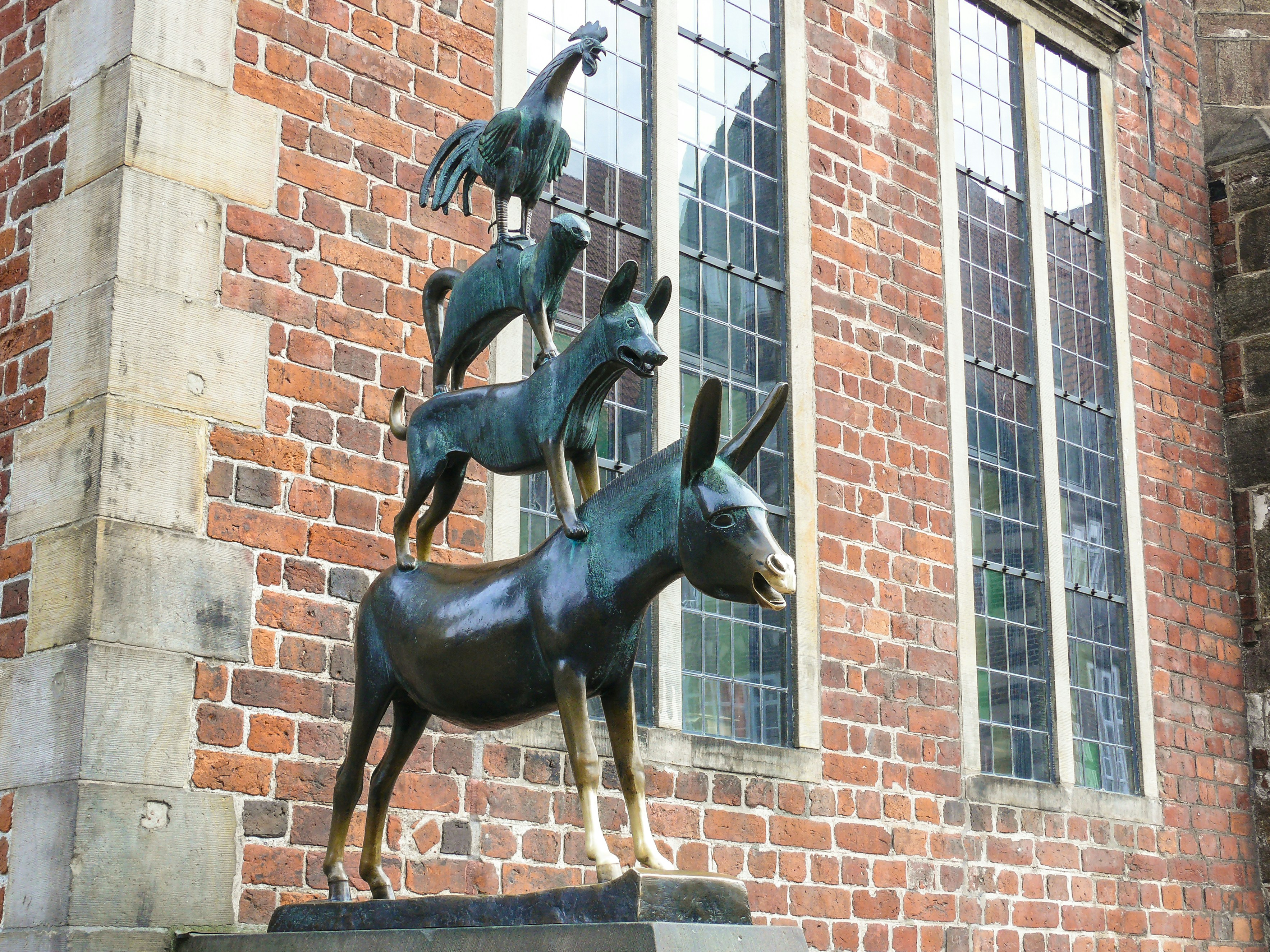 Die Bremer Stadtmusikanten, eine Bronzestatue in Bremen mit Esel, Hund, Katze und Hahn übereinander, ist ein bekanntes Wahrzeichen der Stadt.