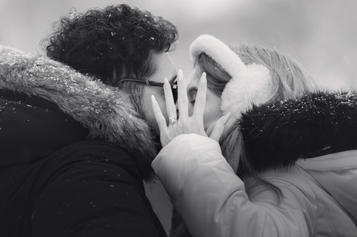 Ședință foto cuplu în aer liber în București surprinzând un moment romantic