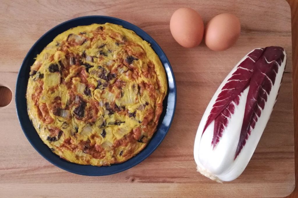Frittata con radicchio rosso, pancetta e zafferano