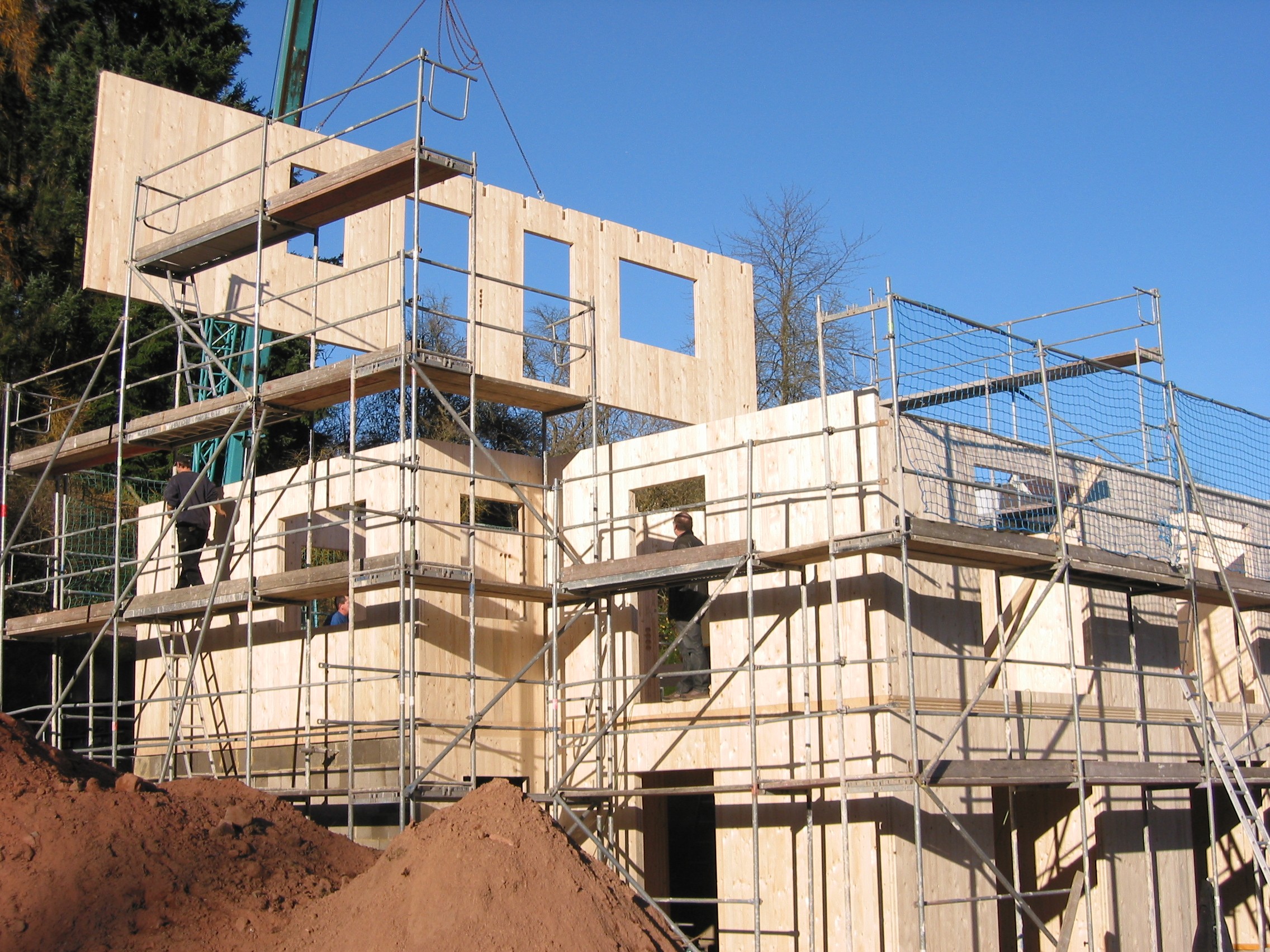 Halb fertiges Gebäude, welches mit riesen Holzplatten gebaut wird