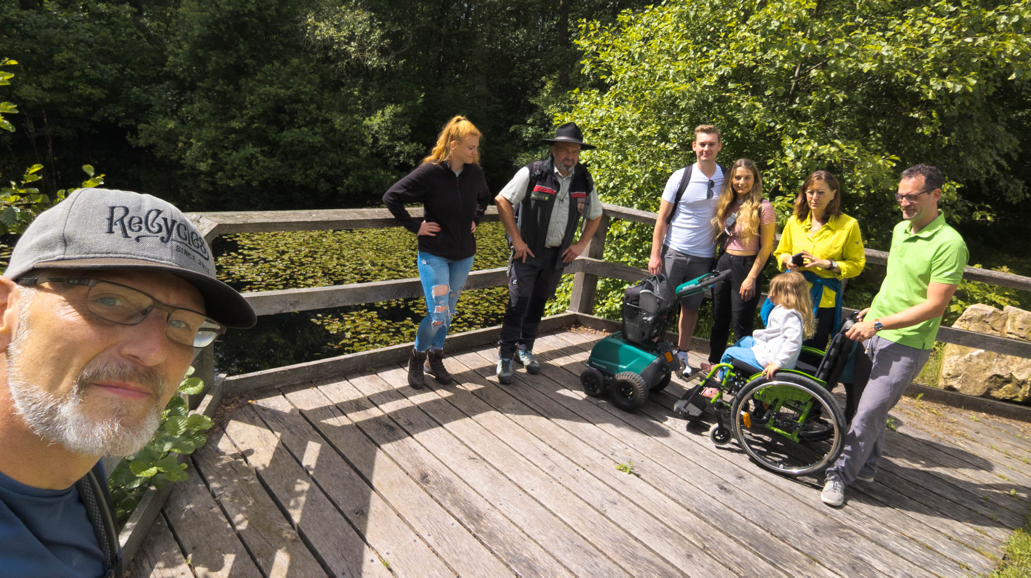 Ranger mit einer Gruppe und Rollstuhl auf einem Steg im Nationalpark