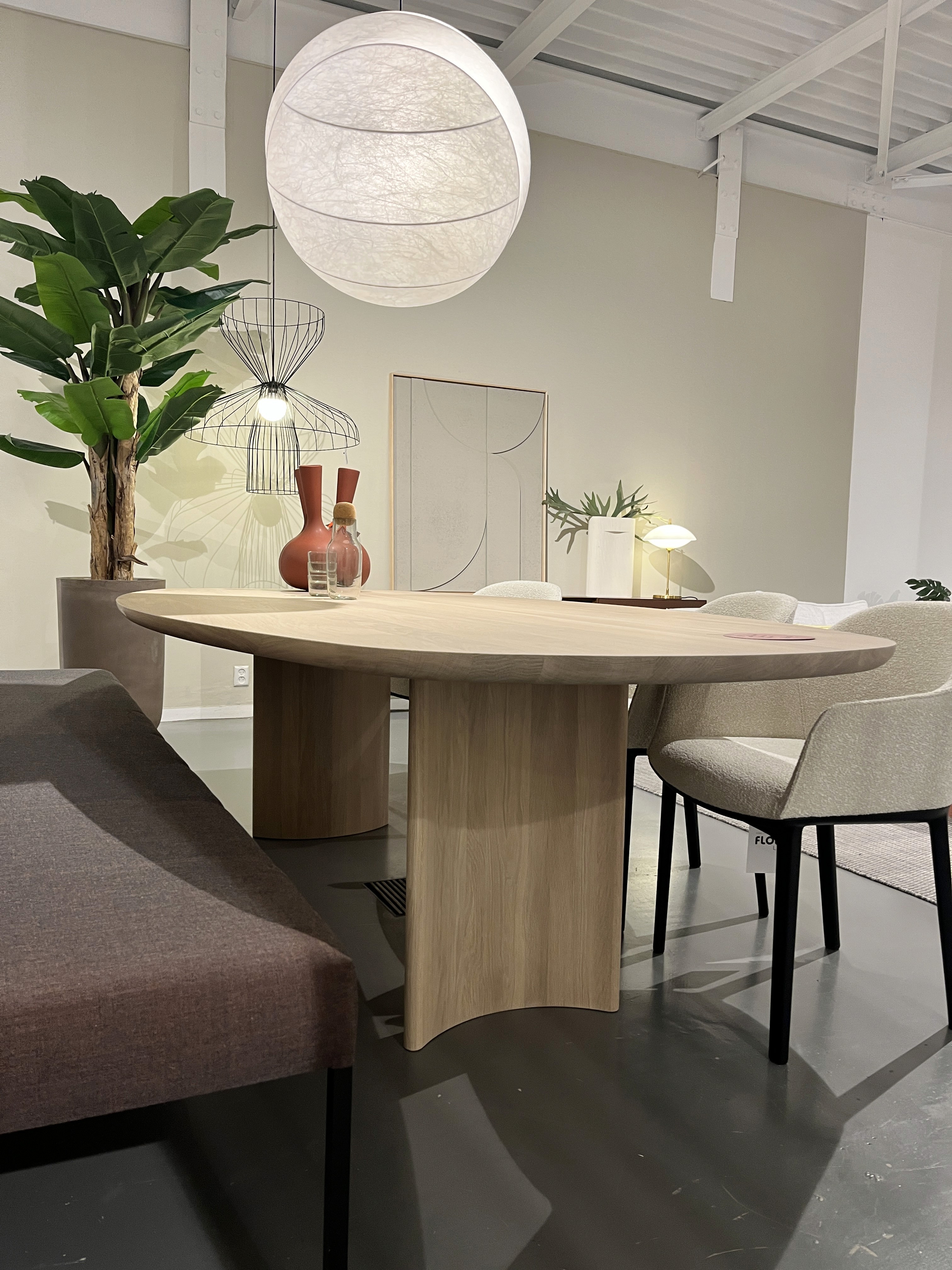 Forme eettafel eiken blad en eiken poot 