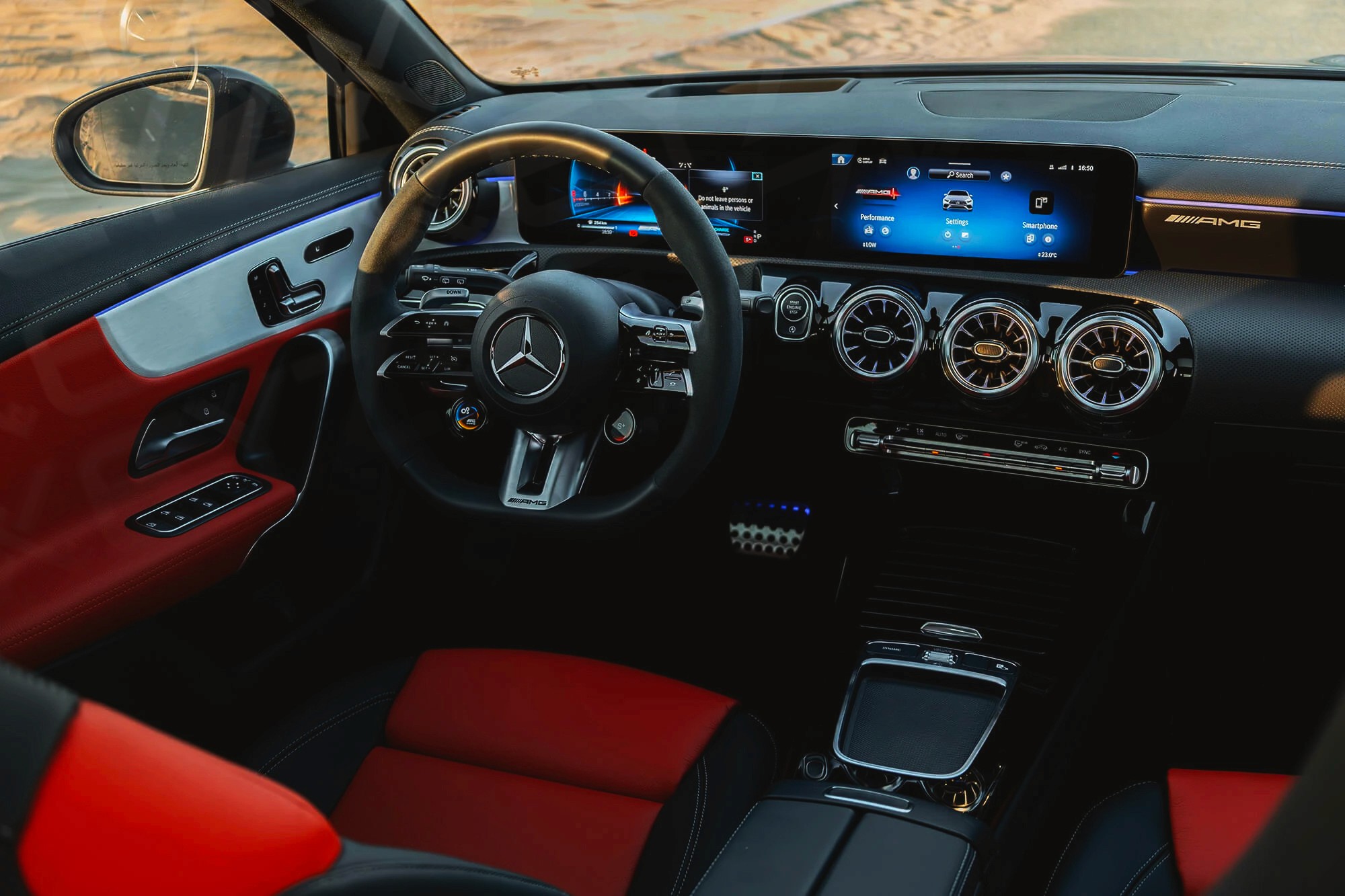 Vue interieur Mercedes A35 AMG Gris – Location Sportive à Dubaï | Keyz Rent