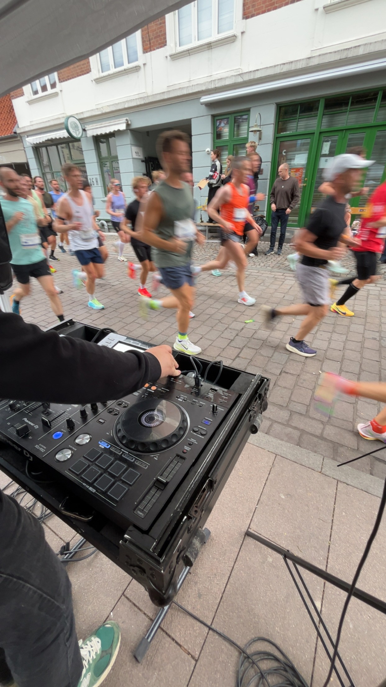Mulighed 1 (Den direkte og fængende): DJ Fabz spiller musik og skaber energi for løberne til Aarhus City Halvmarathon 2026.