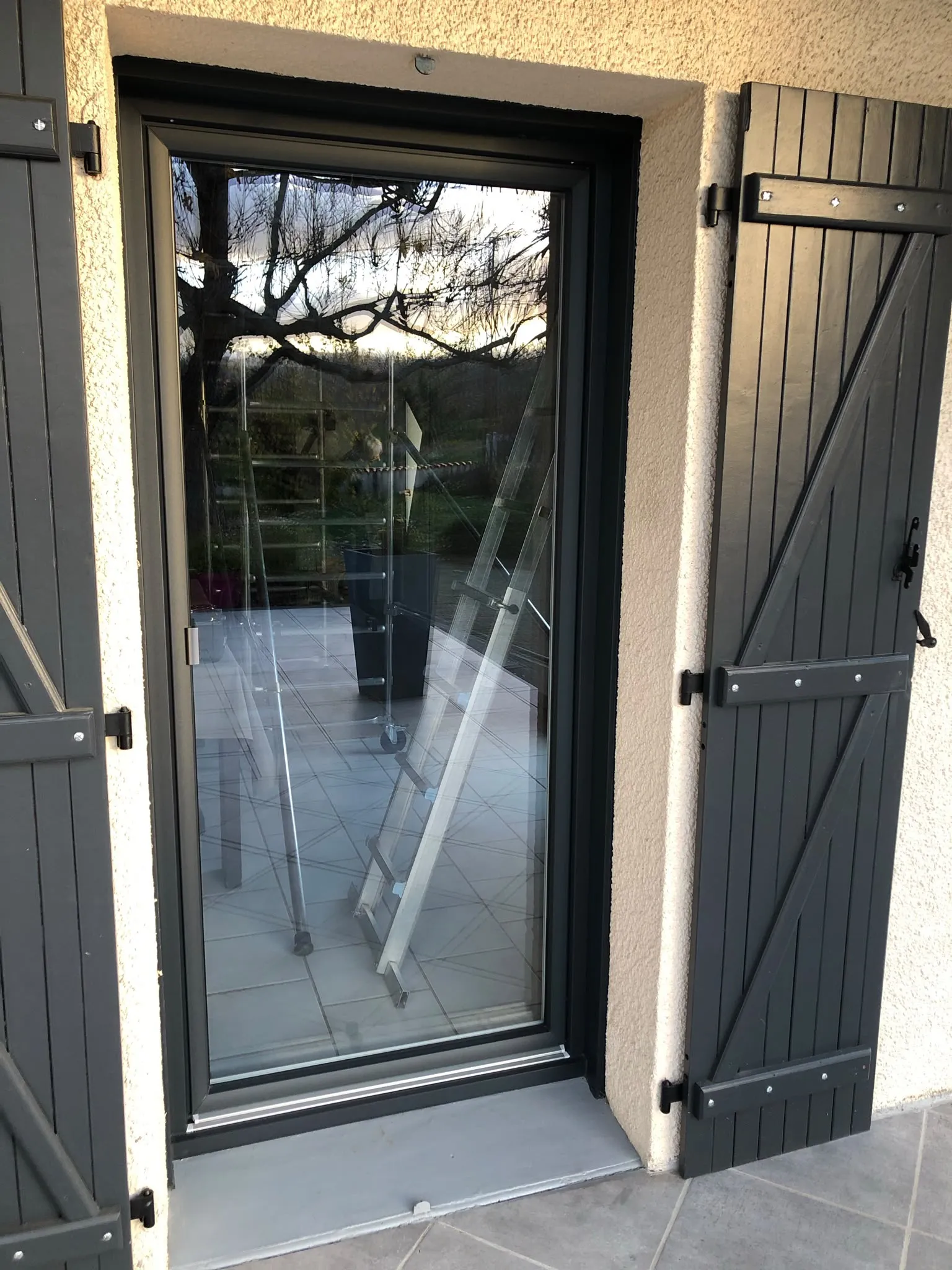 Porte-fenêtre ouverte sur un espace extérieur — AFermetures