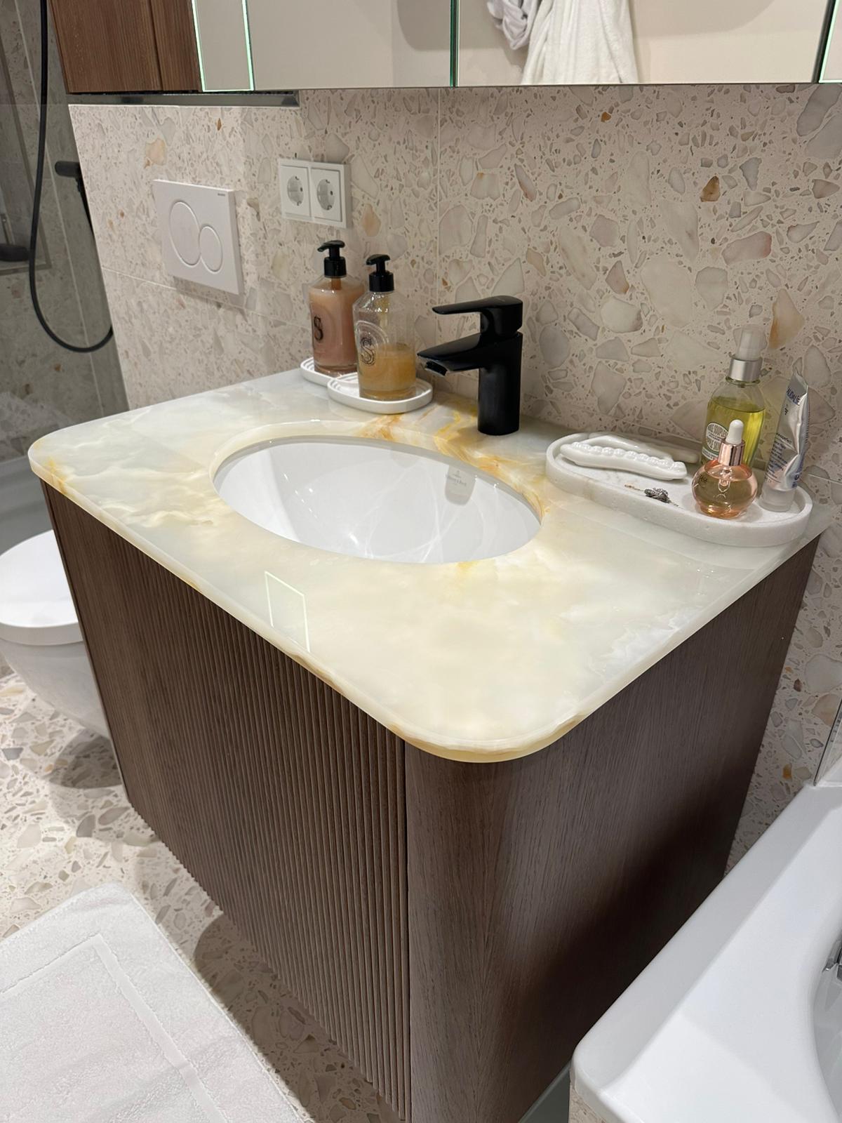 Maßgefertigter Waschtisch aus Onyx Spider White mit beige-goldener Maserung