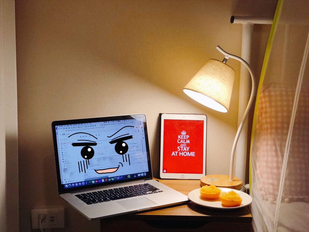 办公桌面和灯具