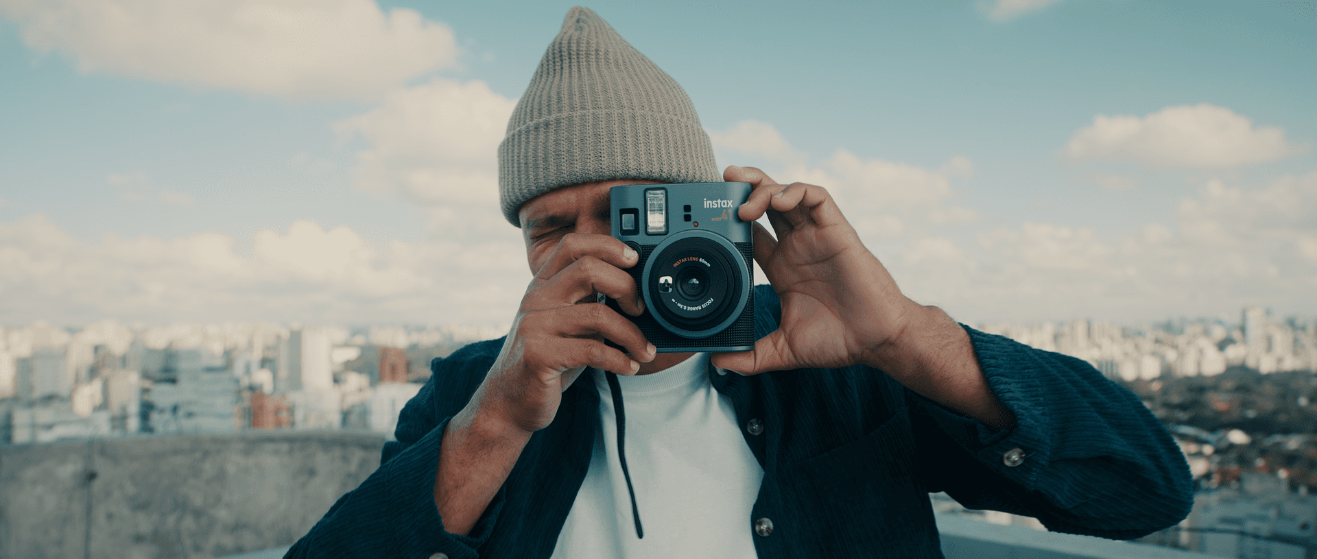 Un homme prend en photo 