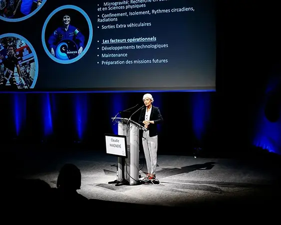 Intervenant sur scène lors d’une conférence photographiée à Grenoble