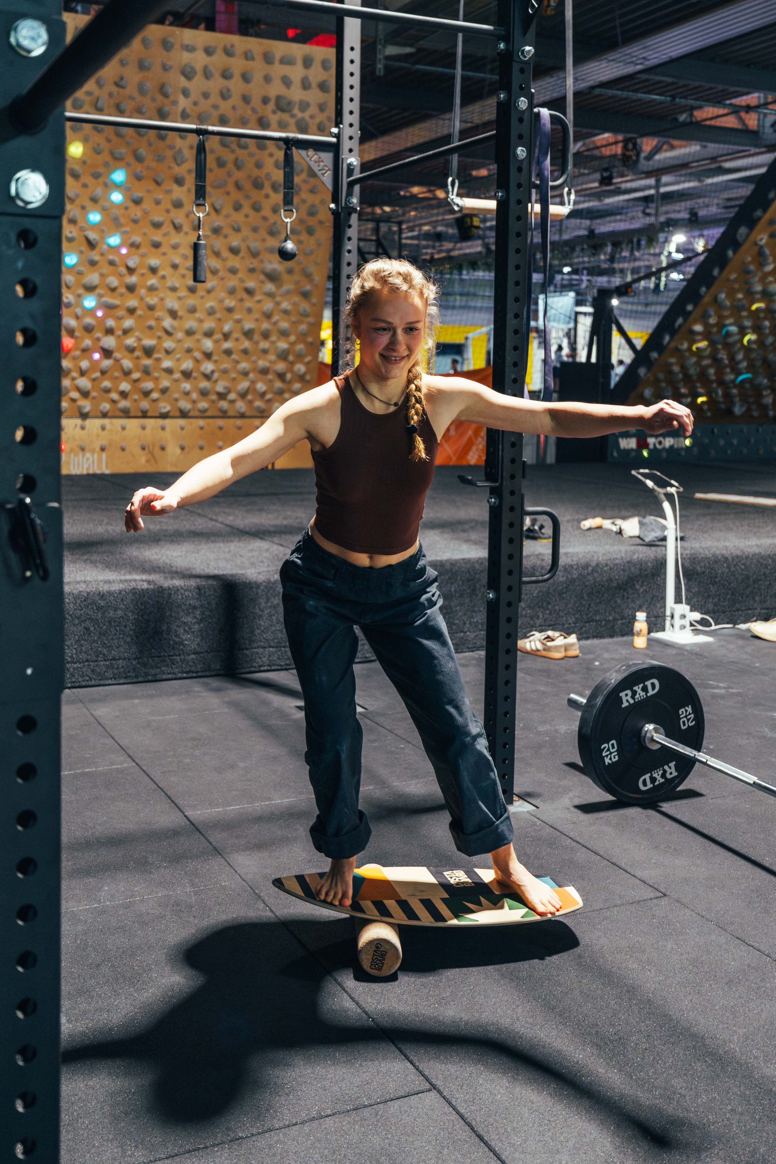 Slackline-Balancieren zwischen Felsen in großer Höhe – Training für Körperkontrolle, Fokus und Balance als Ergänzung zum Bouldern.