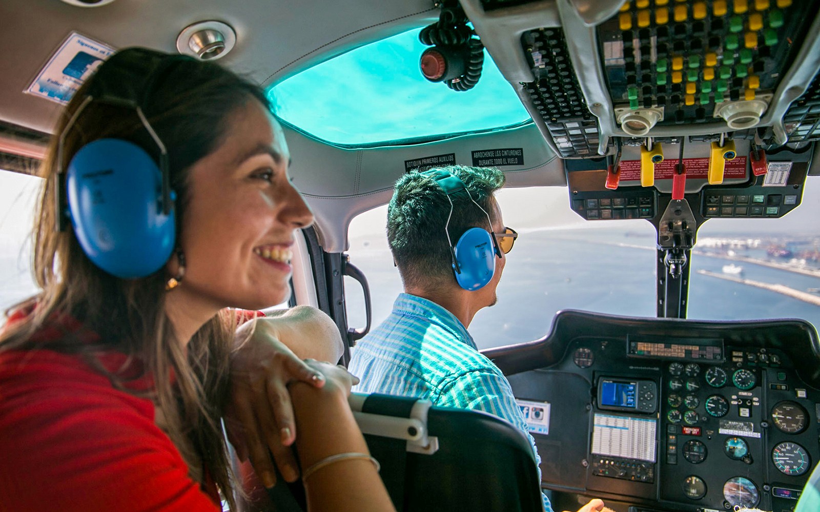 Pemandangan helikopter di atas garis pantai Lisbon selama tur 360º Lisboa SkyWalk.