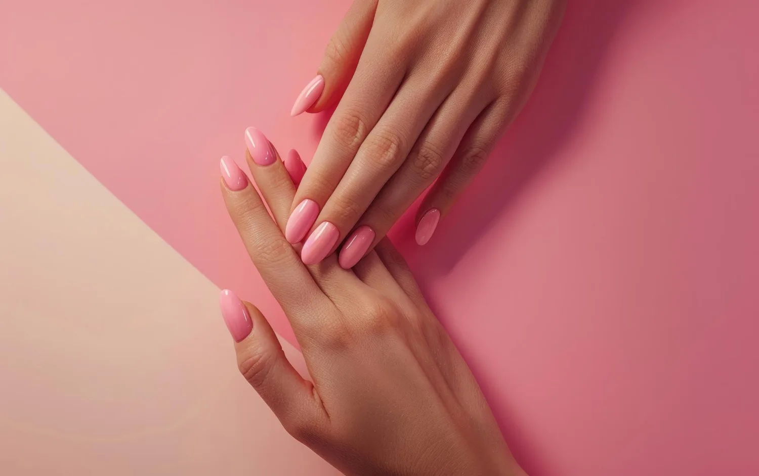 mãos com unhas bem cuidadas em fundo colorido