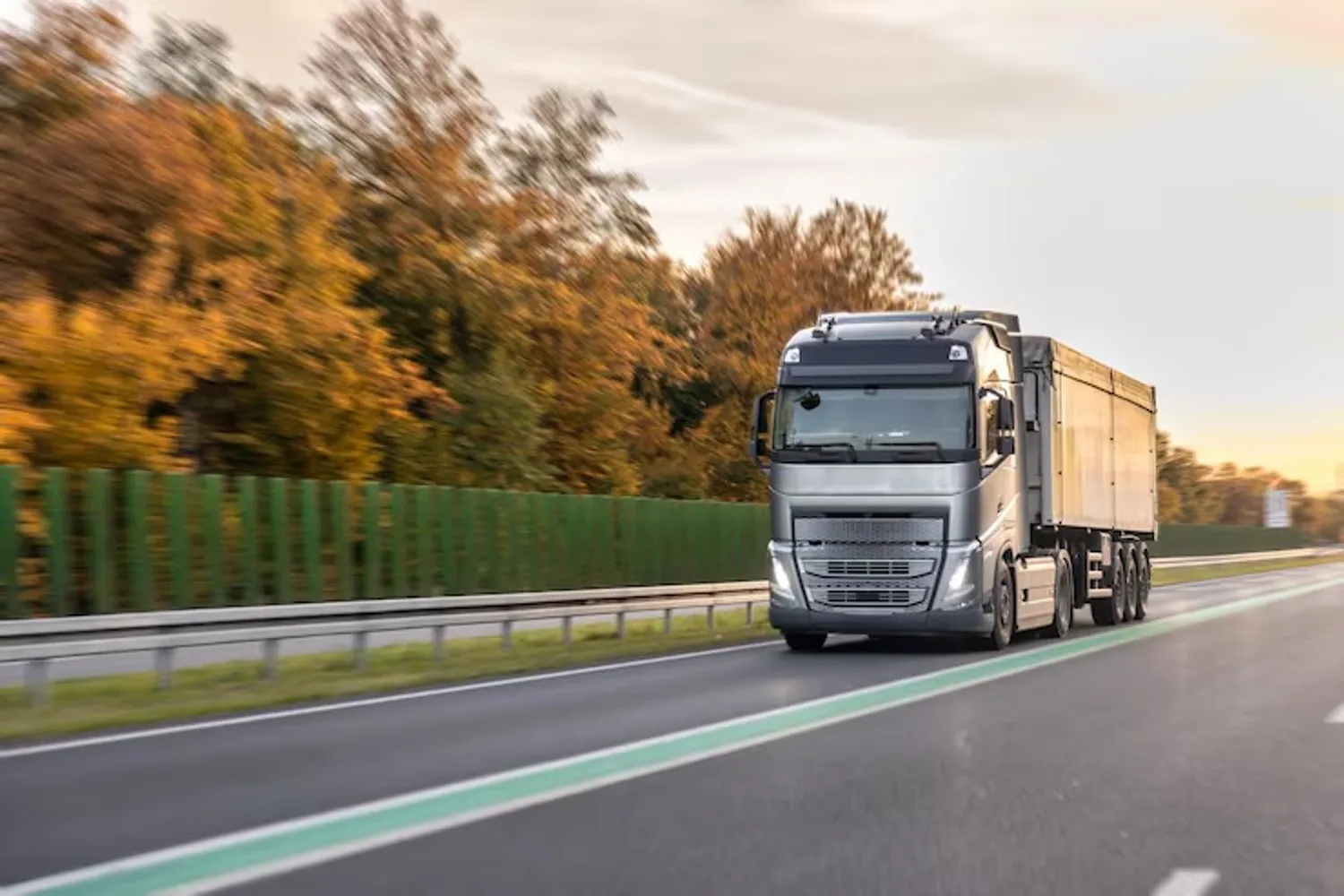 Moderner Lkw auf einer Autobahn beim Straßengüterverkehr in Deutschland.