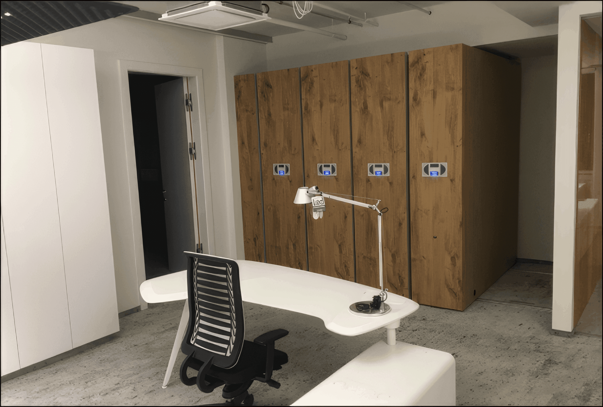 MW Interior - Moderner Büroarbeitsplatz mit weißem Schwenktisch und elektronisch gesicherten Holzspinden" Beschreibung: Zeitgemäßer Arbeitsbereich kombiniert einen geschwungenen weißen Schreibtisch mit ergonomischem Bürostuhl und einer Reihe hochwertiger Holzspinde mit digitalen Schließsystemen.