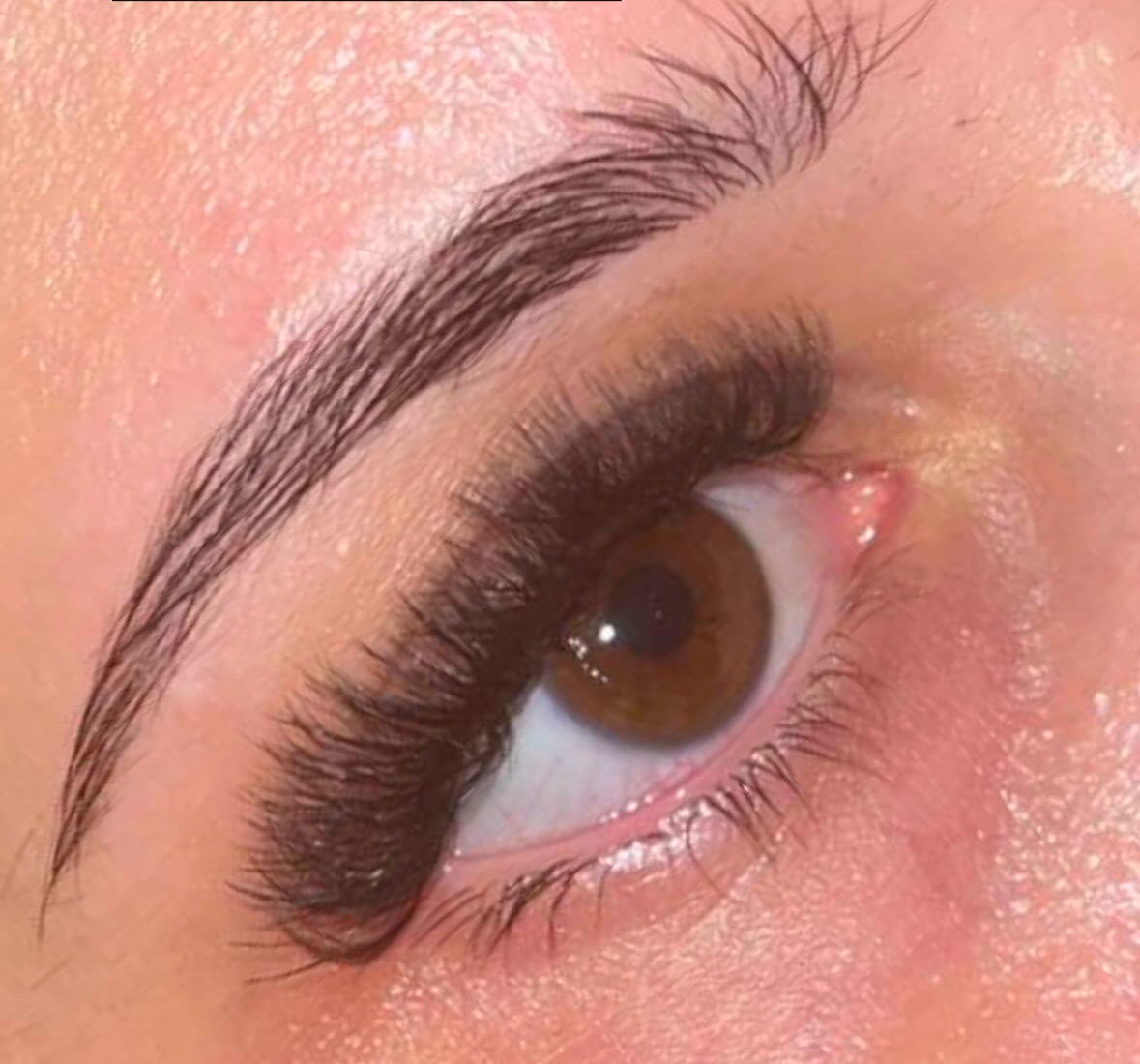 Restructuration de sourcils sur oeil marron, résultat professionnel