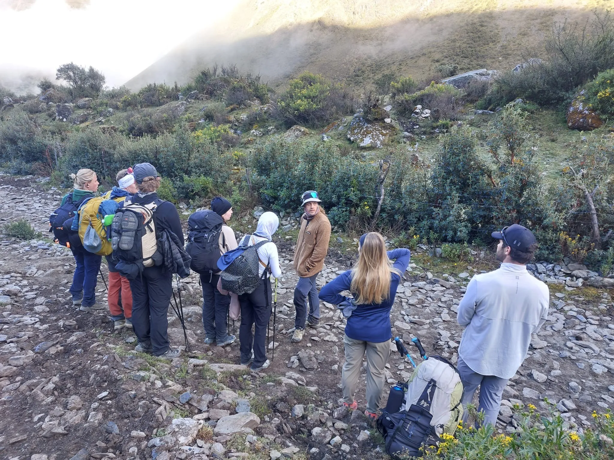 Guide expliquant le salkantay à son groupe