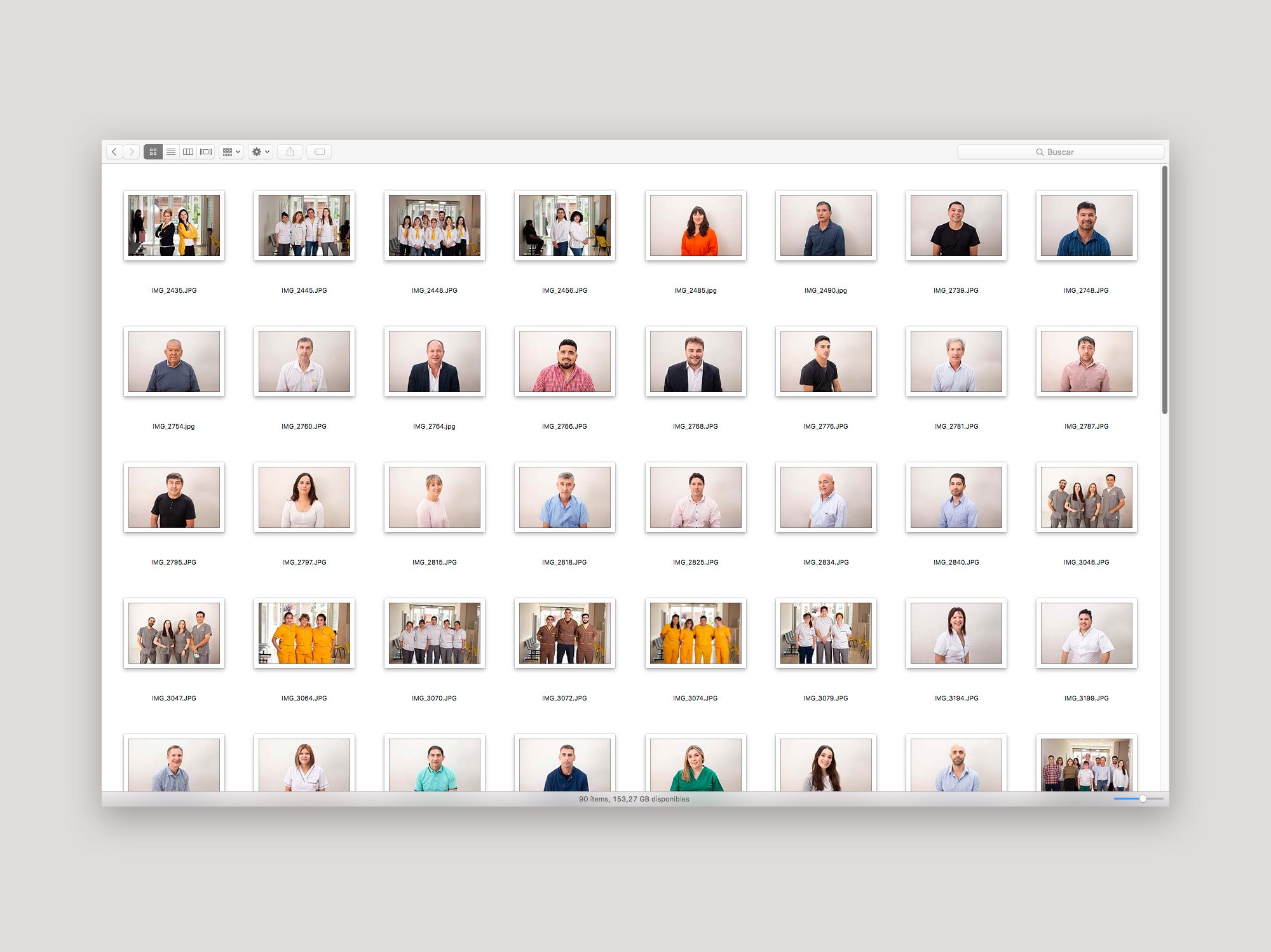 Foto de pantalla de un contacto de fotografía con una serie de retratos profesionales del personal de Clínica Central.