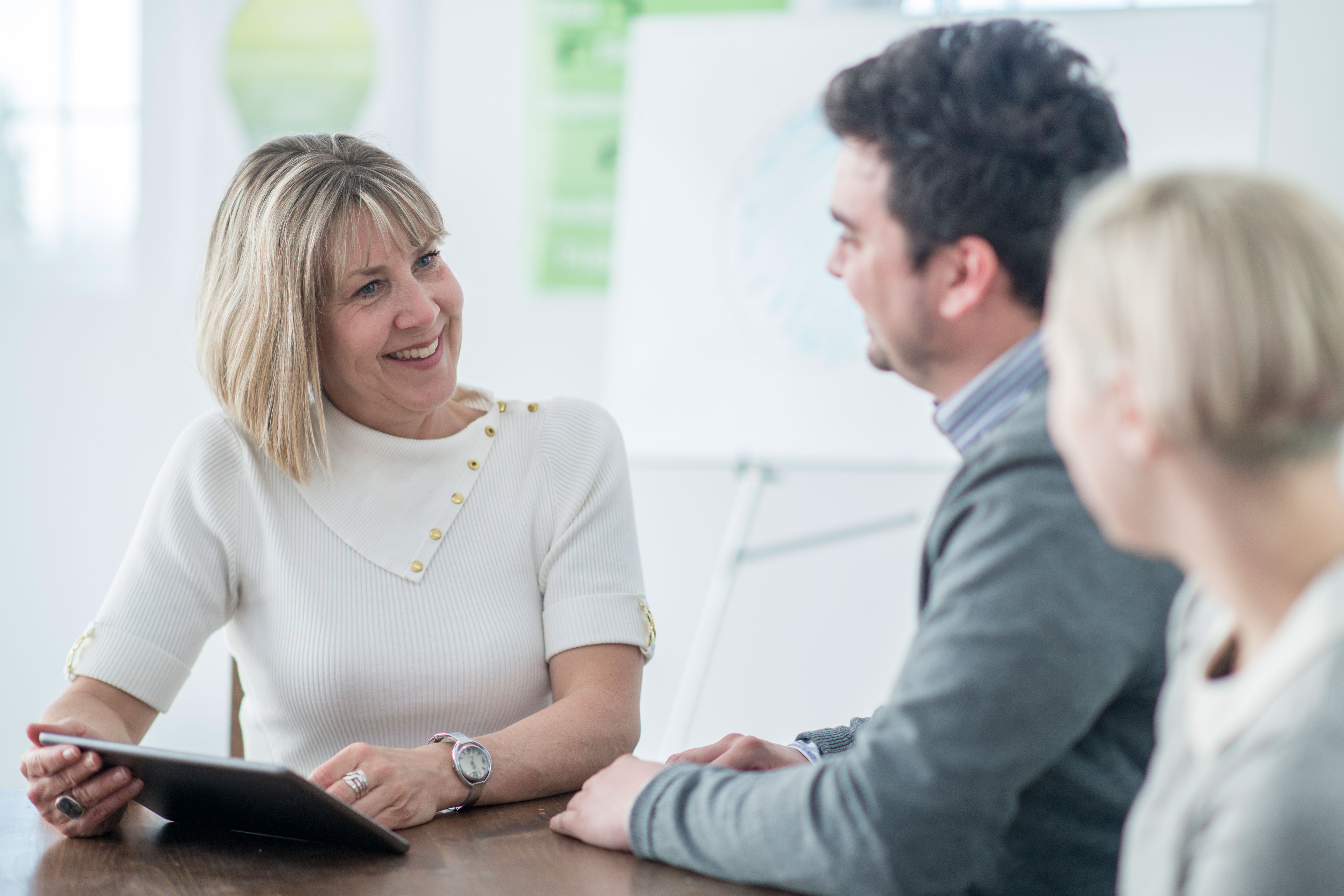 Beraterin im Gespräch mit Ärzten.