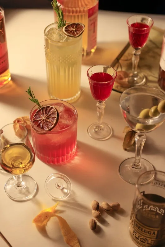 elegancki koktajl przygotowywany przez barmana na wesele przy pomocy sitka