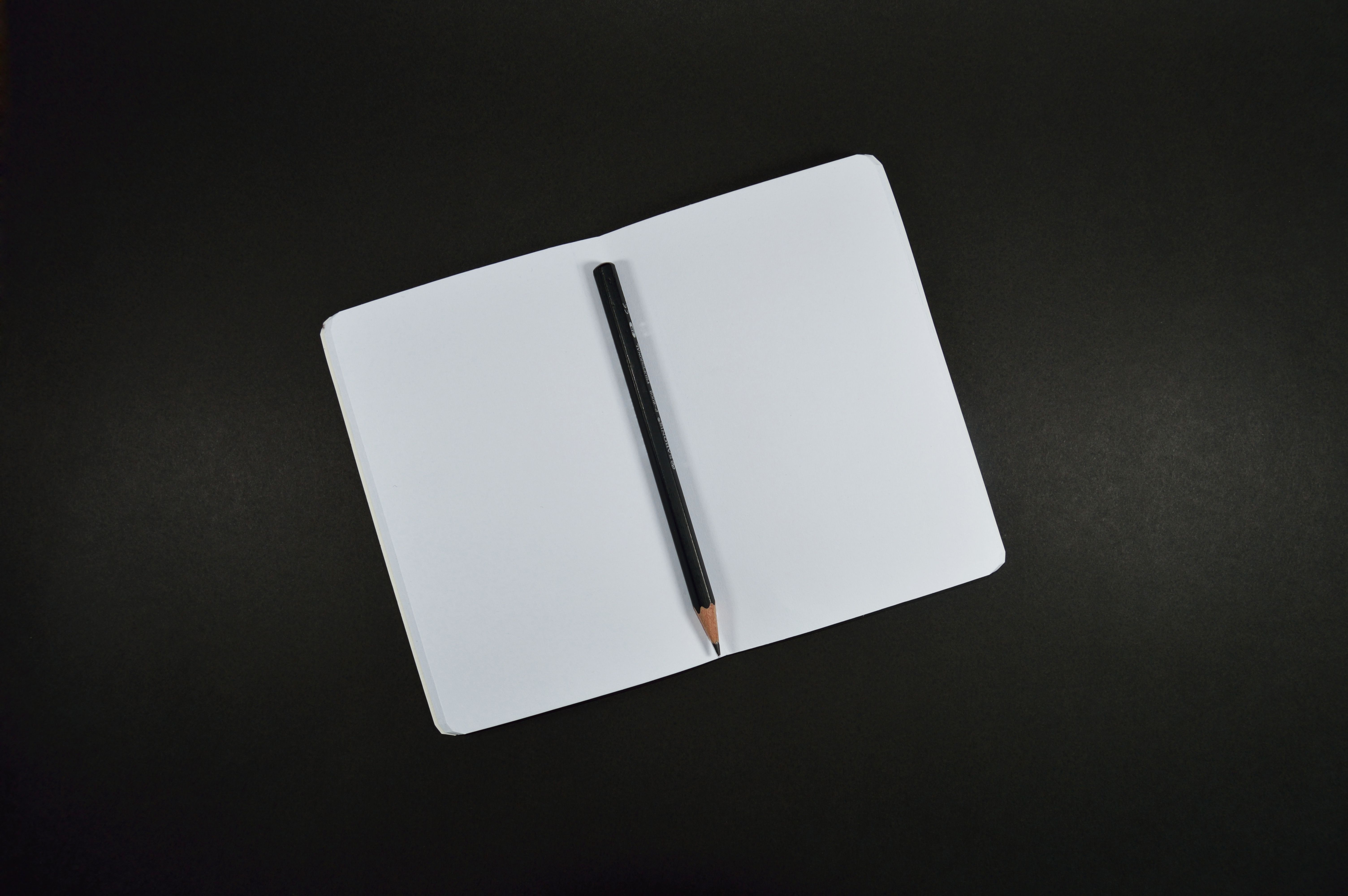 Aufgeschlagenes weißes Notizbuch – Consulting und Strategieberatung von Clanurio