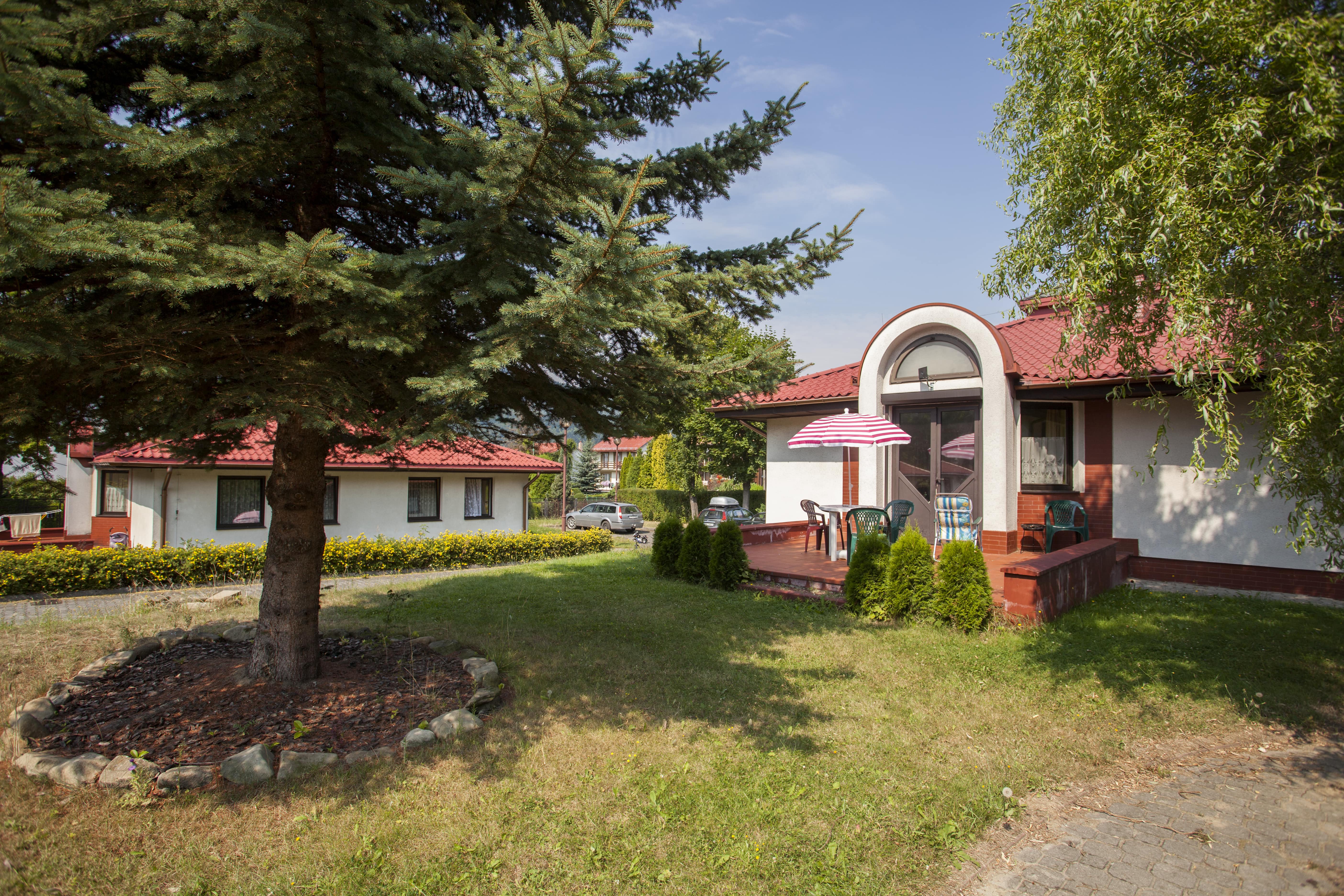 Ogród i wejście do domku wakacyjnego