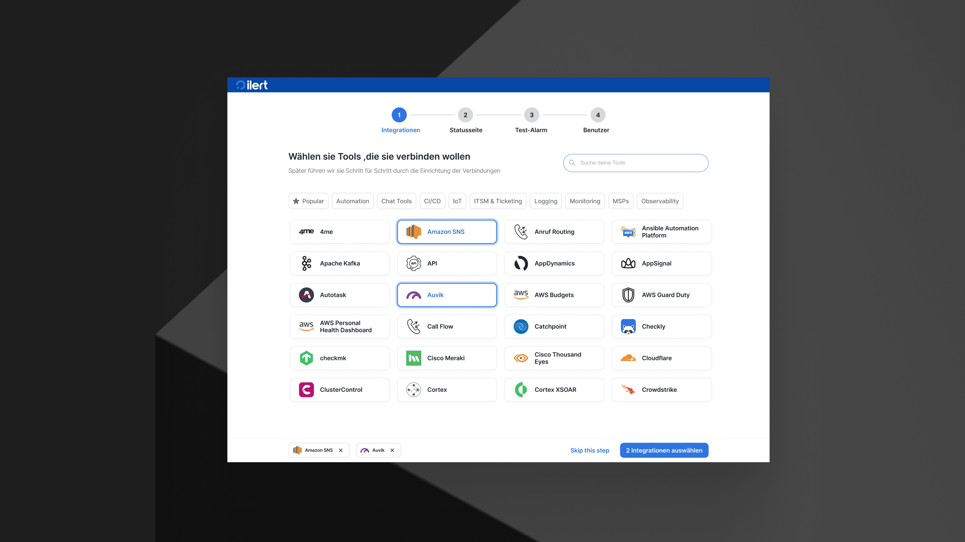 Onboarding für Tool-Integrationen in einer Incident-Management-Plattform. Eine Vielzahl von Verbindungsoptionen, darunter Amazon SNS und Auvik, stehen zur Auswahl. Ein Fortschrittsbalken zeigt die aktuellen Setup-Schritte an.