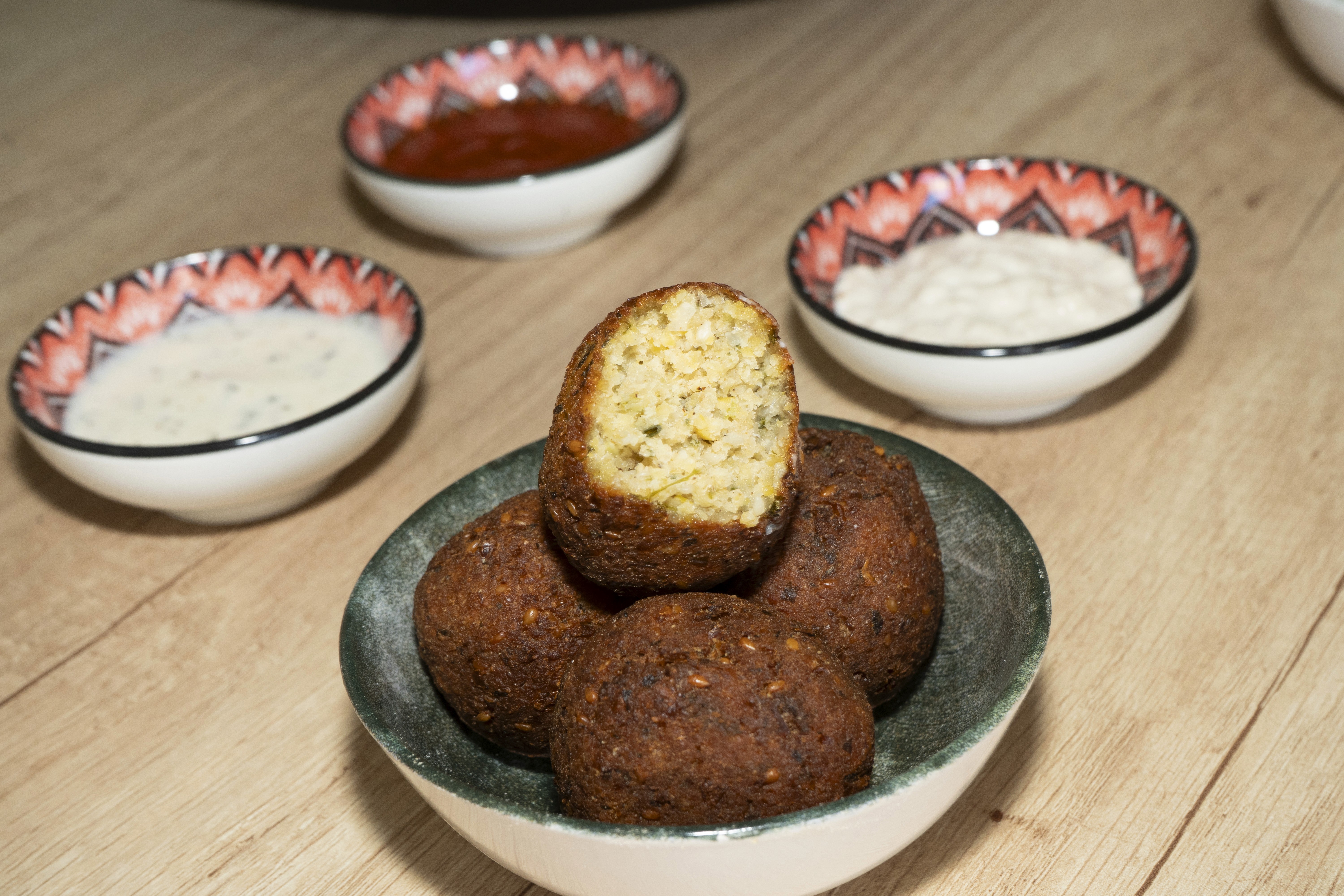 pote con falafel y salsas a elección.