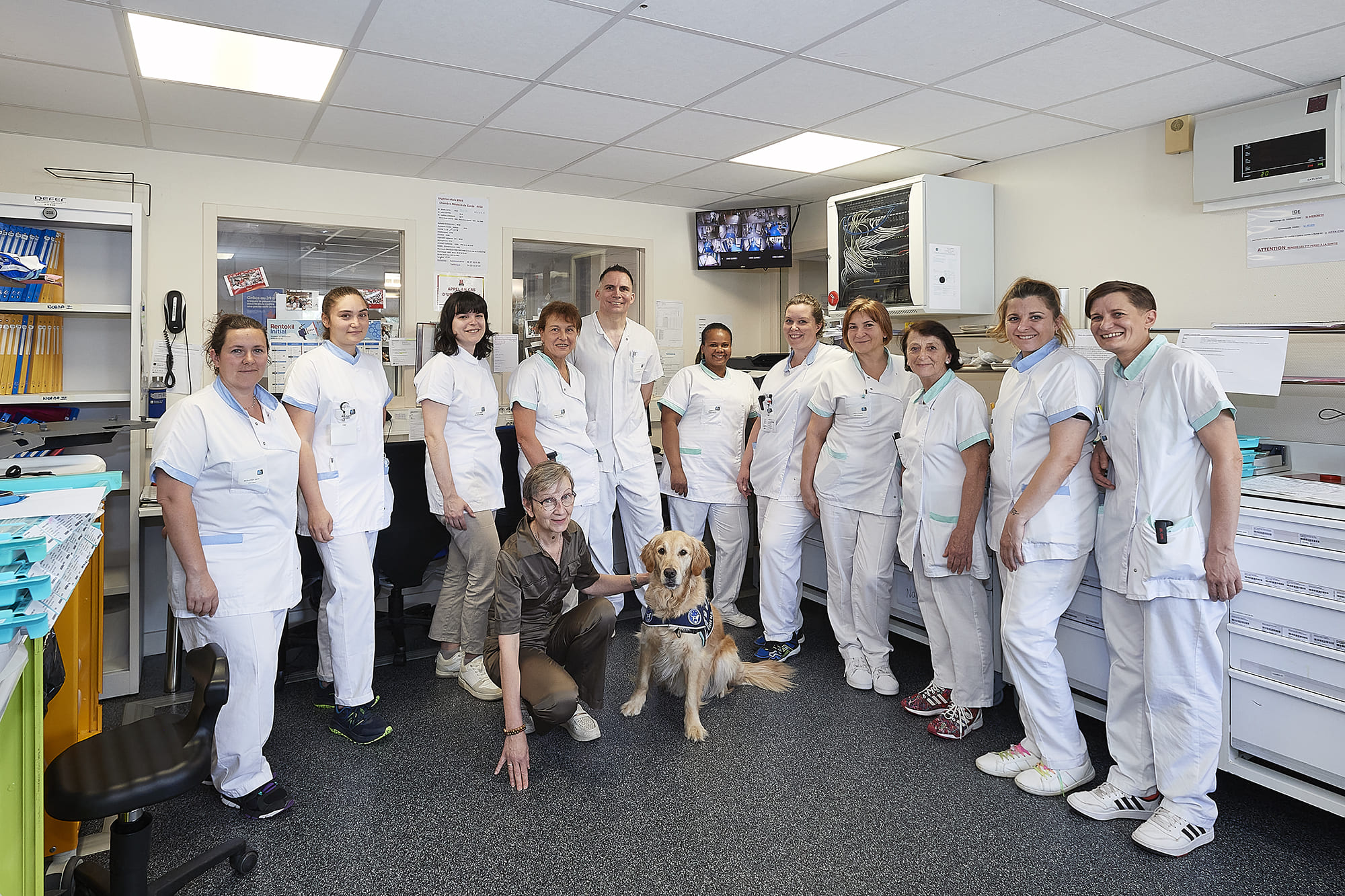 Nadine accompagnée de son chien d’assistance Pierce, photographiées par Frédéric Bourcier à la Clinique IRIS à Marcy-l’Étoile dans le cadre d’un reportage documentaire social pour Handi’Chiens.