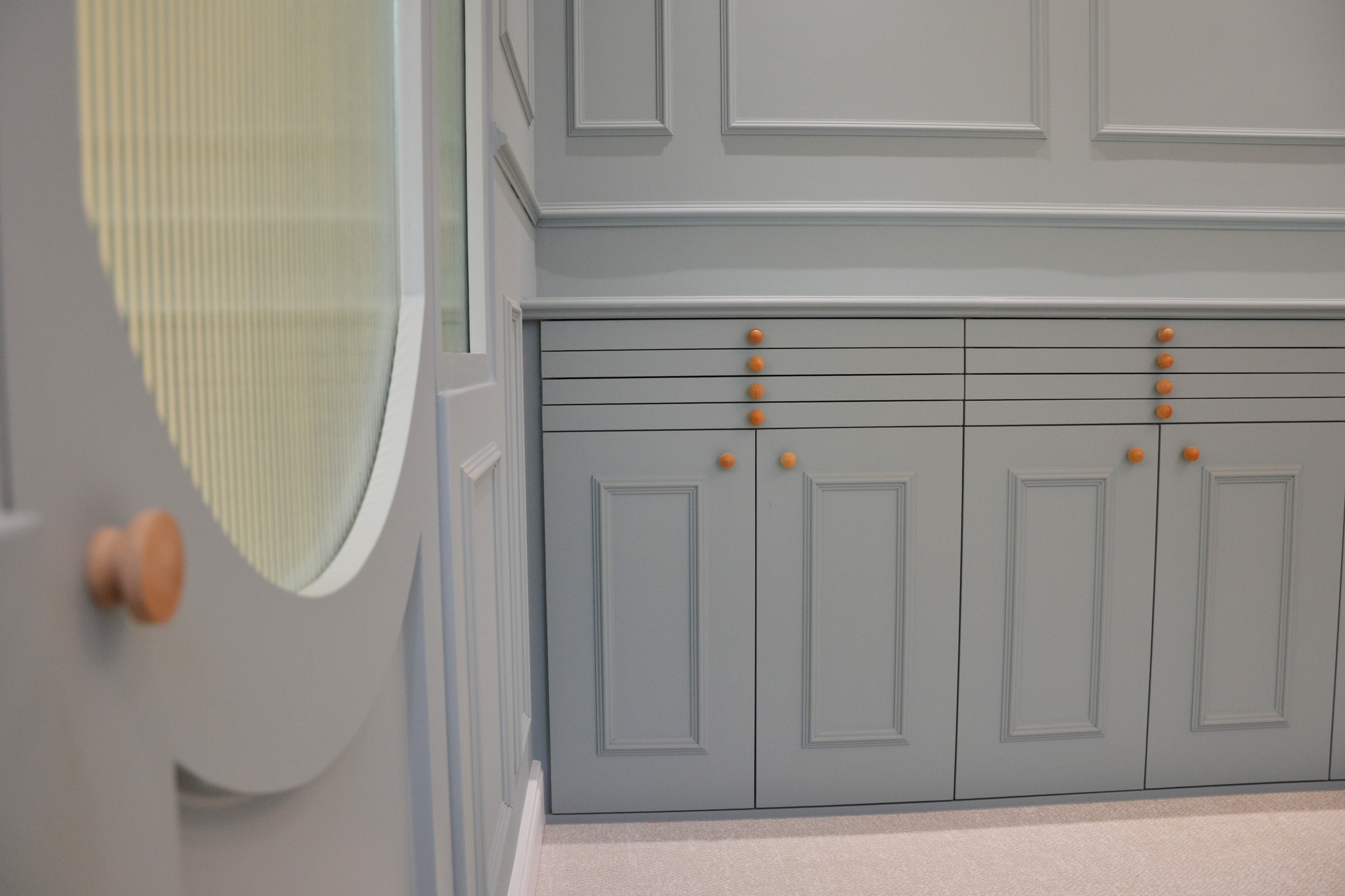 Modern Washroom with light mirror and dark theme