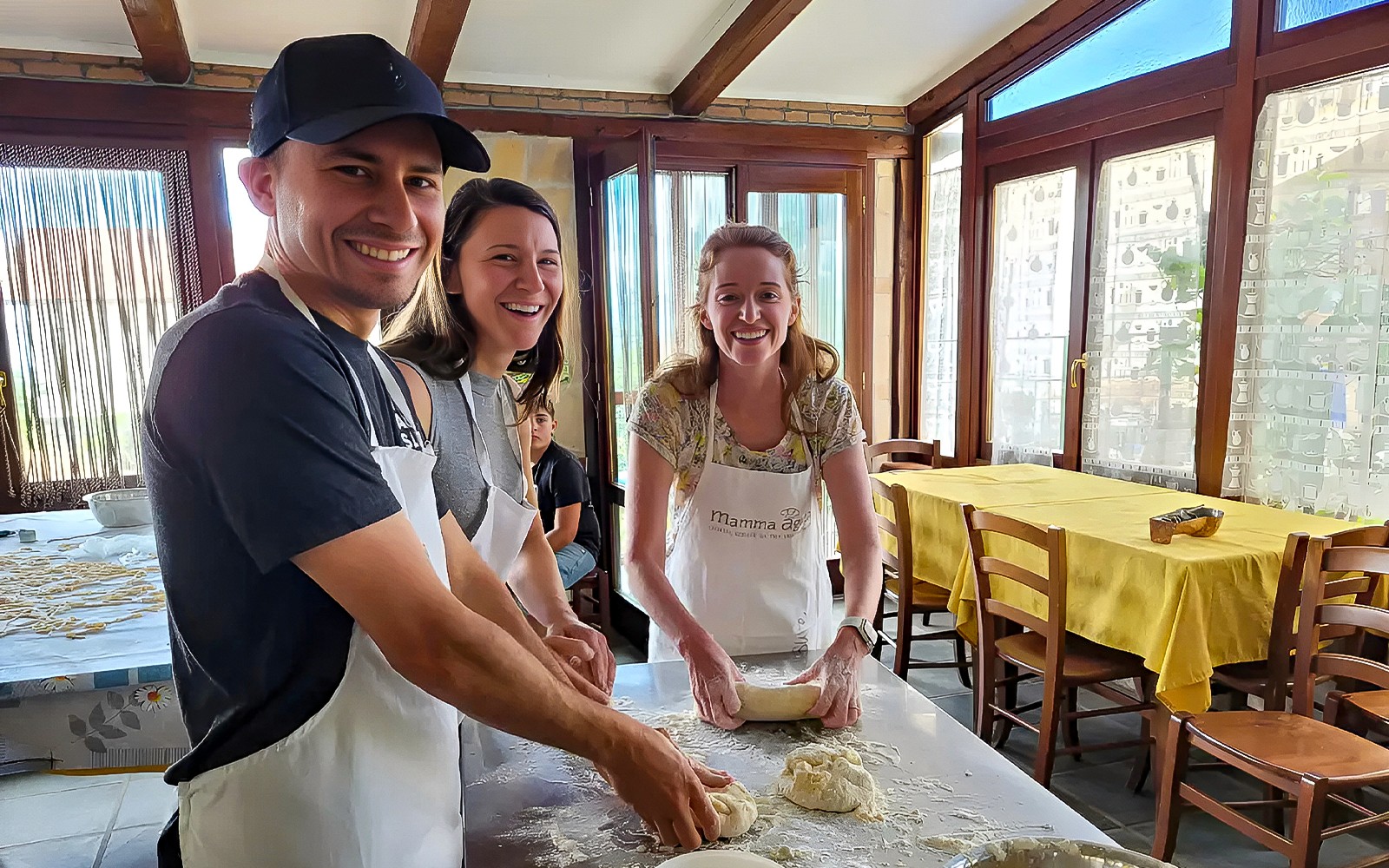 Deltakere som lager pastadeig i et matlagingskurs på Amalfikysten.