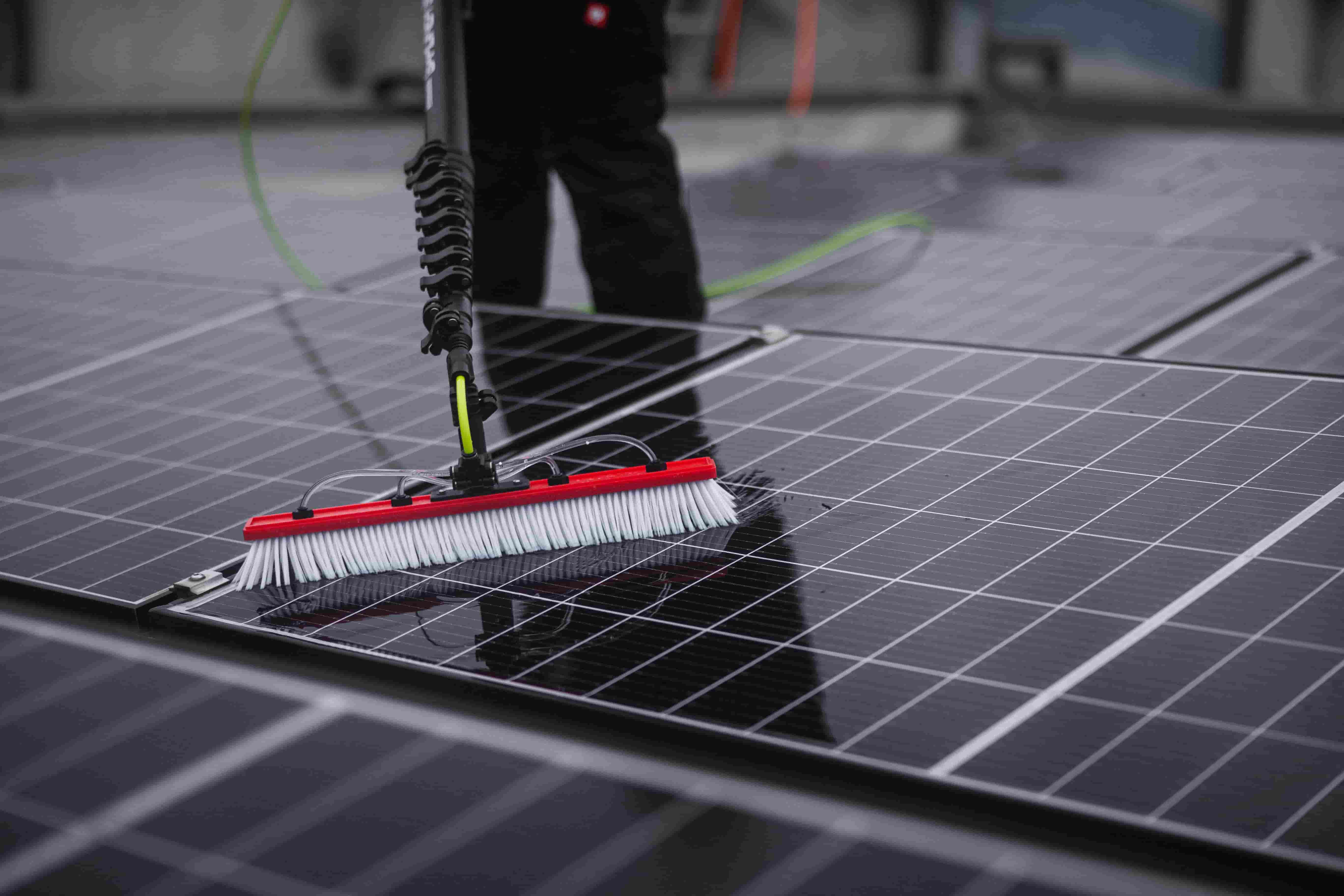Solaranlage wird mit Osmose-Reinigung von DER SOLARWART professionell gereinigt, um Erträge und Werterhalt zu steigern.