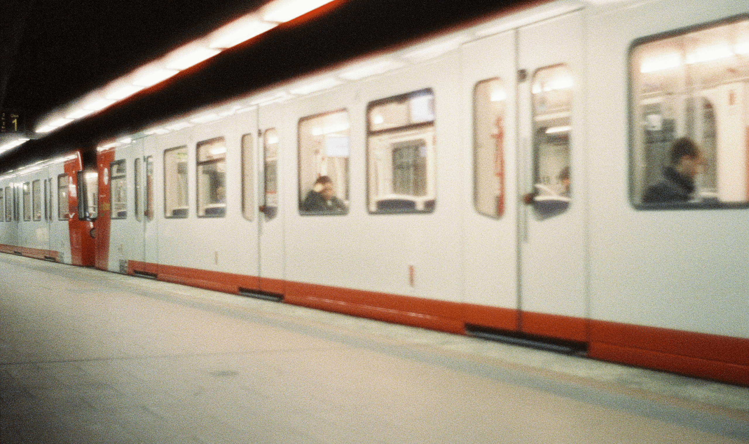 U-Bahn im Stadtverkehr als Symbol für das Konsolidierungsprogramm Mobilität in München