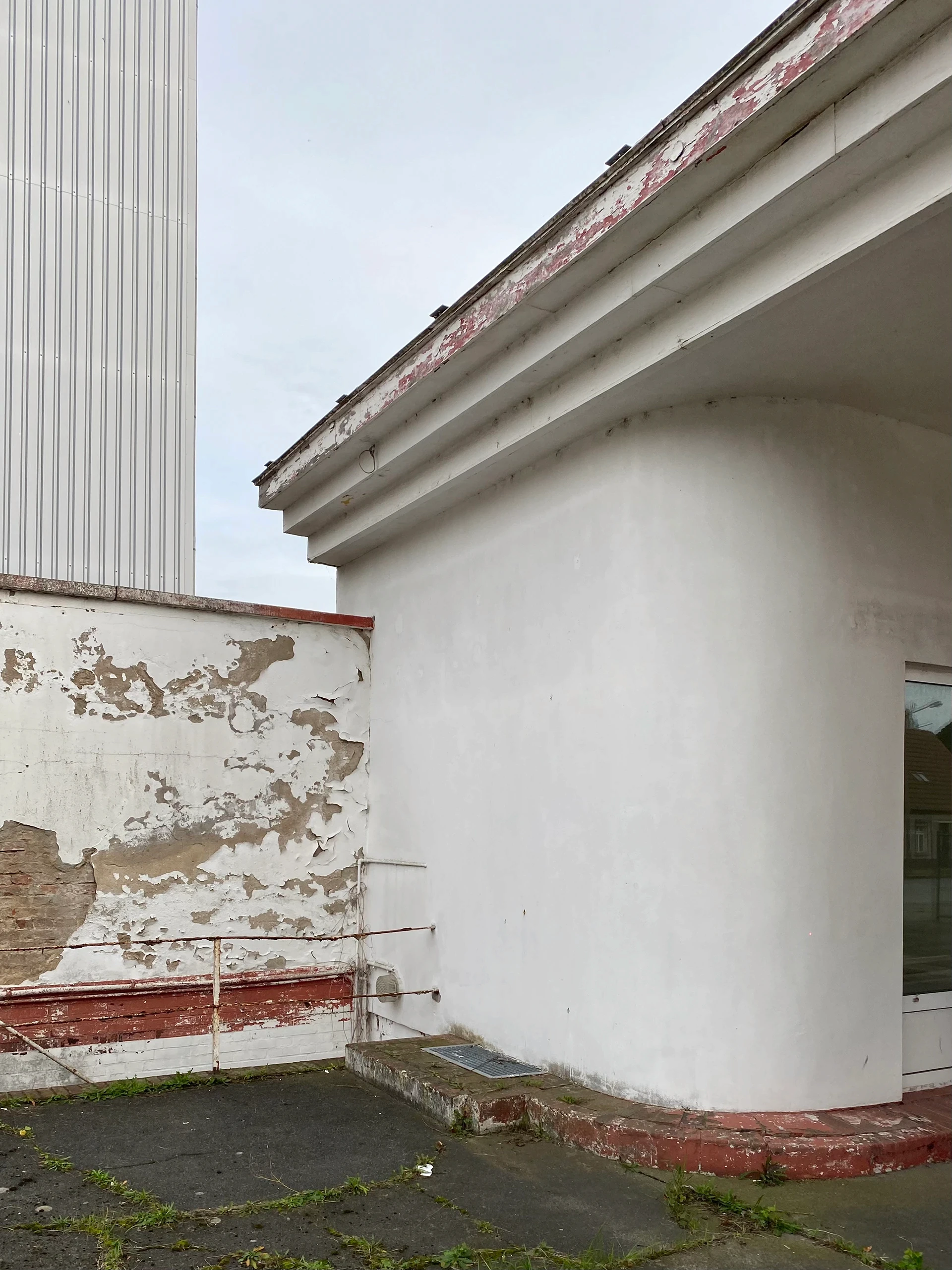 Detailaufnahme des rückwärtigen Dachabschlusses und Treppenabgangs im Tankstelle-Kyritz-Projekt