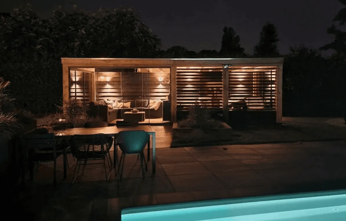 Tuinaanleg van een houten bijgebouw door Star Landscaping te Cuijk