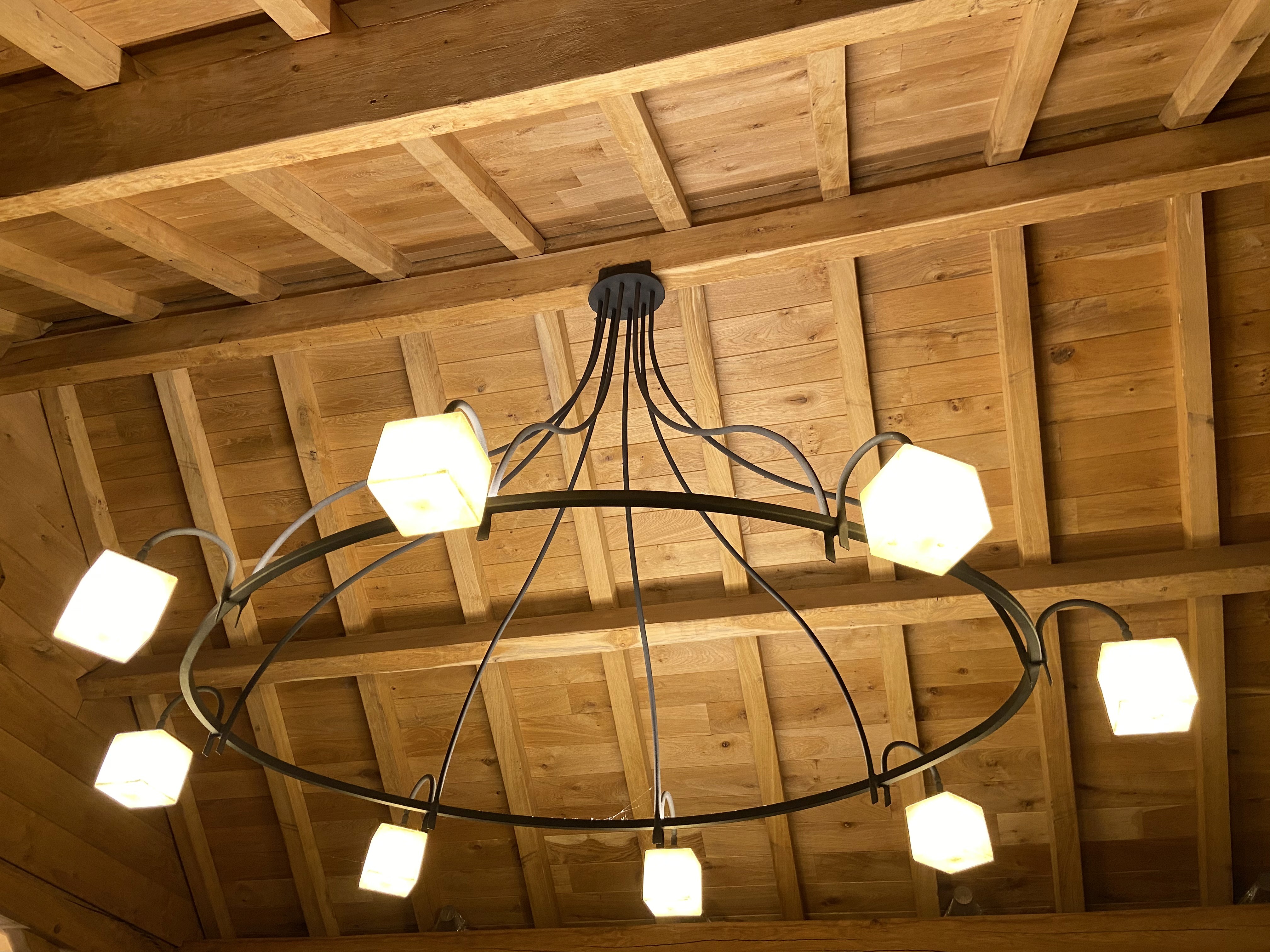 Maatwerk plafondverlichting van Bellini Lighting geïntegreerd in een houten plafond met warme en gelijkmatige lichtverdeling