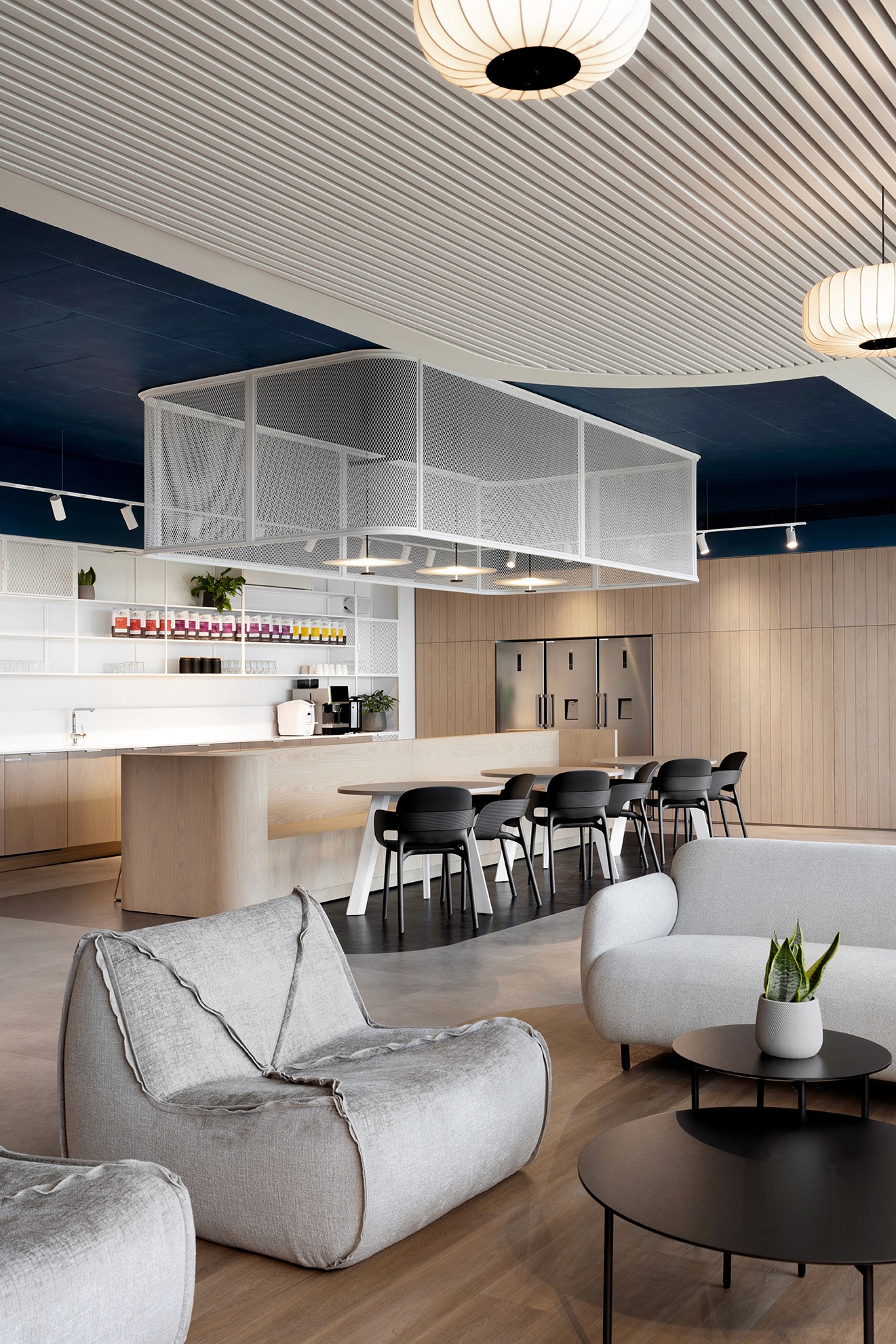 מטבח חברה היברידי: שילוב חומרי של נגרות עץ חמימה מול אלמנטים של מסגרות ברזל ורשת לבנה (Metal Mesh)