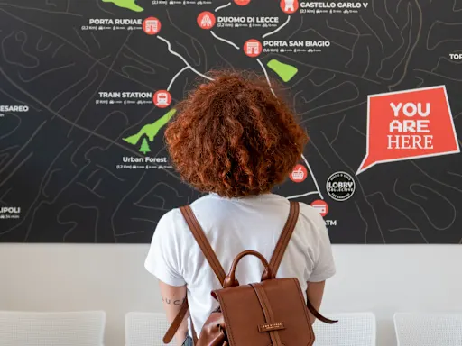 Ospite dell'ostello guarda la mappa