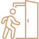Icône d’une personne ouvrant une porte, symbolisant les entrées et sorties autonomes avec code d’accès.